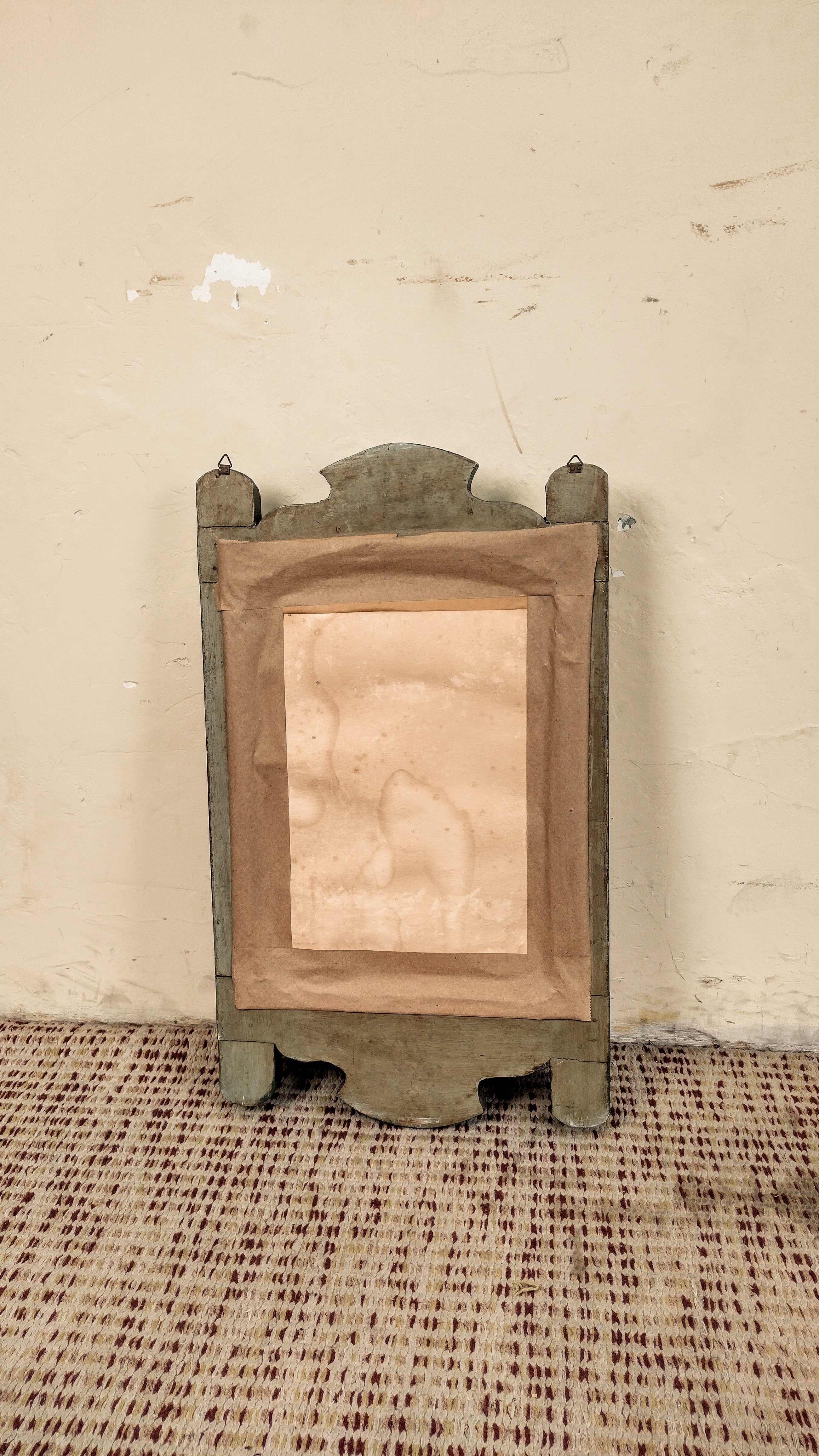 Espelho antigo com prateleira em madeira pintada à mão (63cm X 38cm)