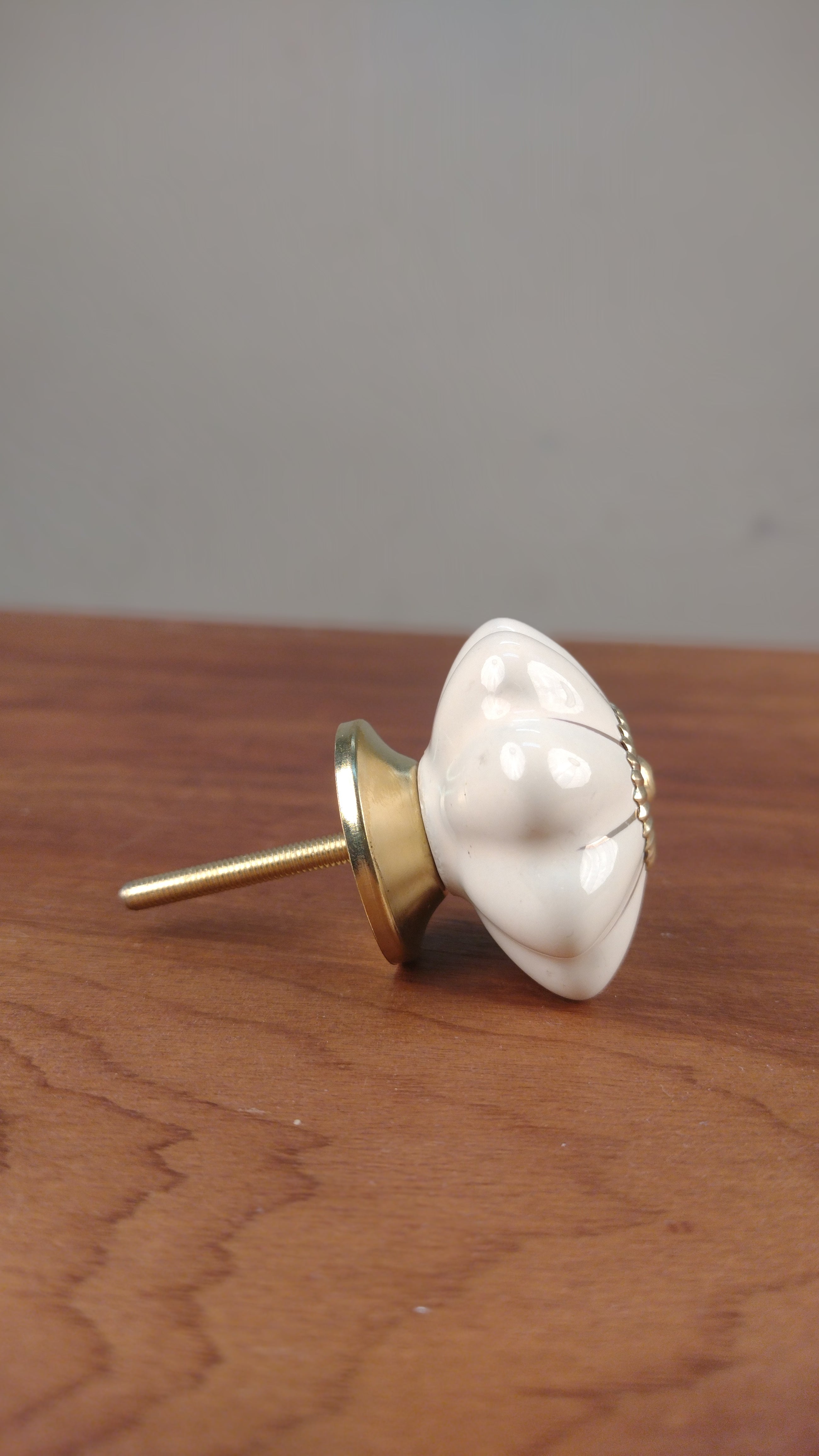 Puxador de cerâmica bege com dourado (D-4cm)