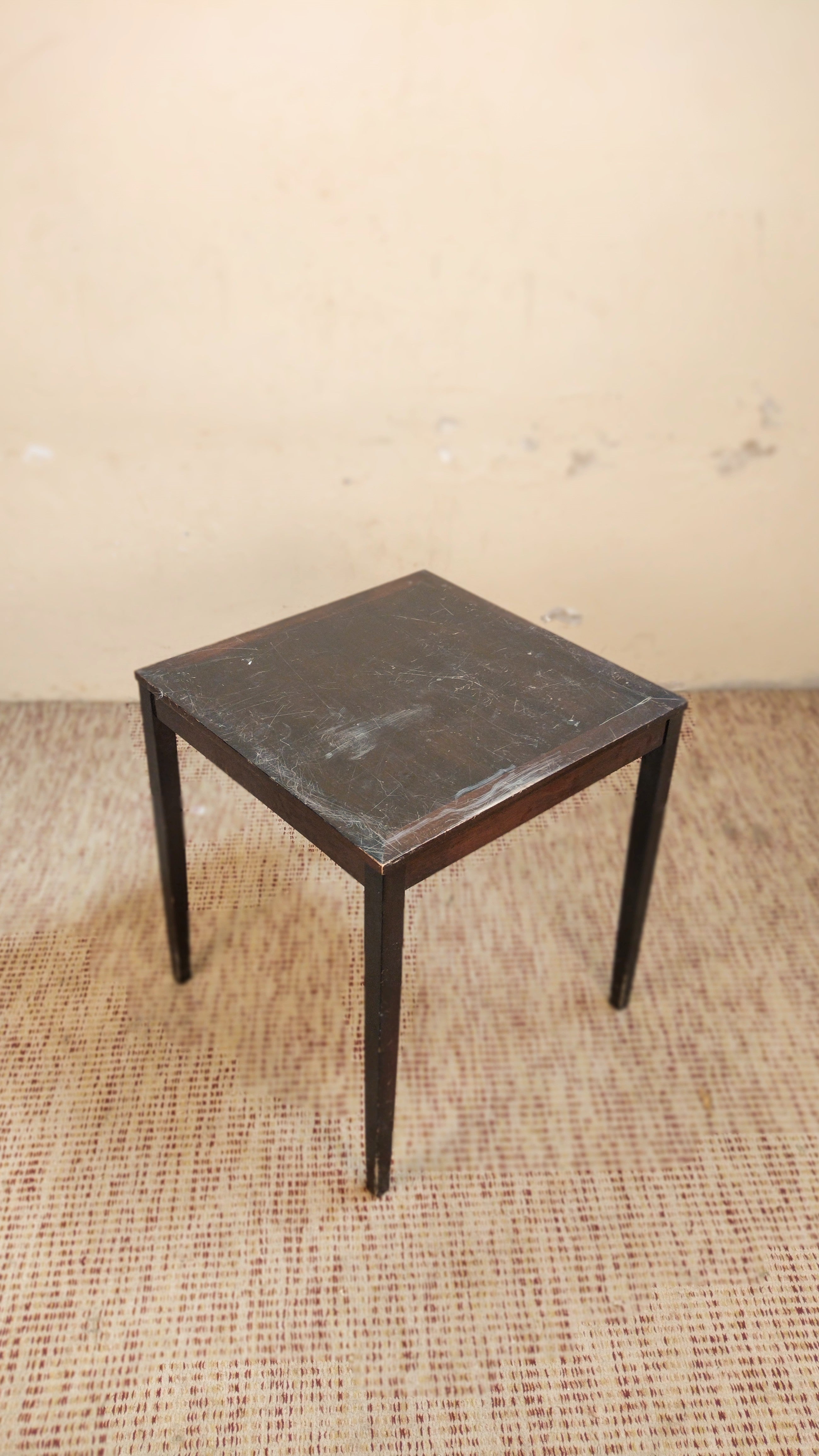 Mesa quadrada compacta em madeira tingida (70cm X 70cm)