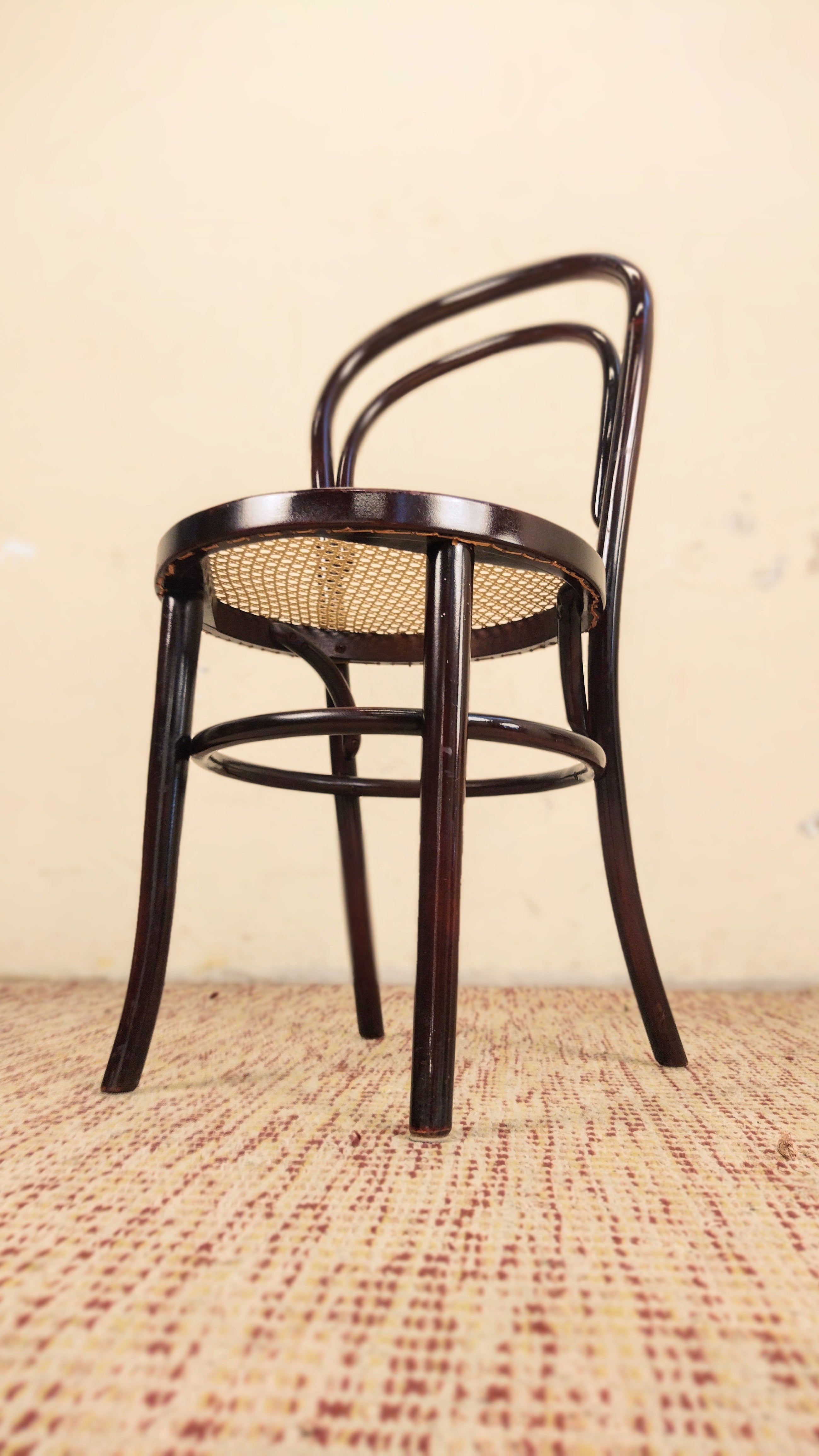 Cadeira Thonart modelo Thonet em madeira vergada tingida e palhinha