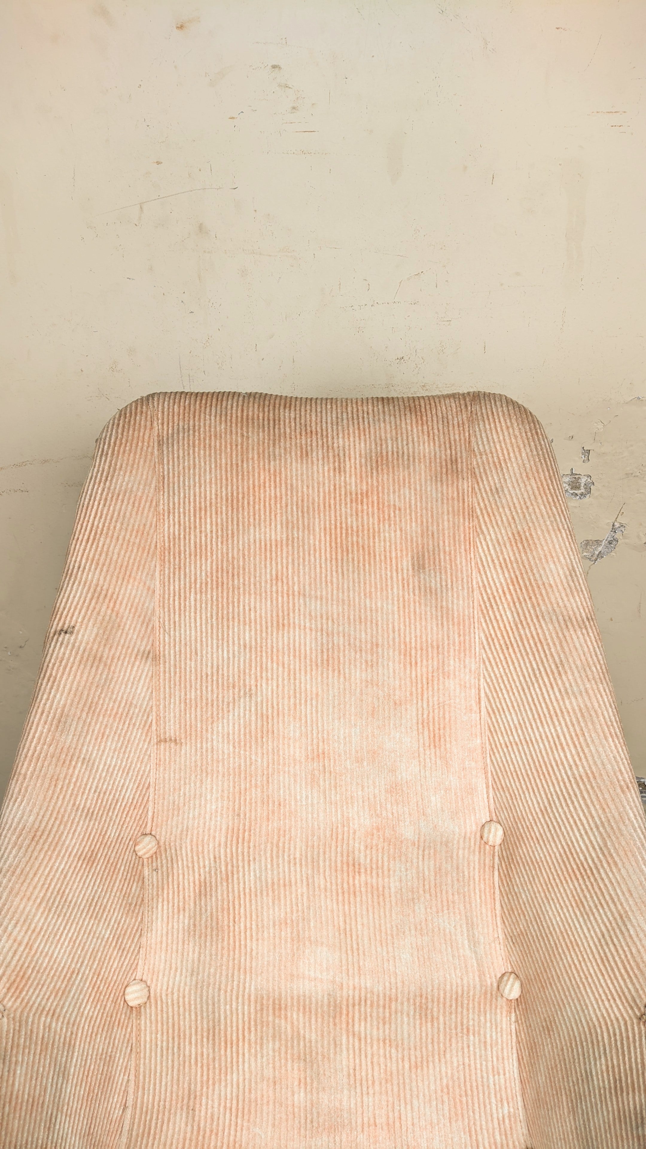 Poltrona anos 70 em ferro e tecido aveludado rosa (para restauro)