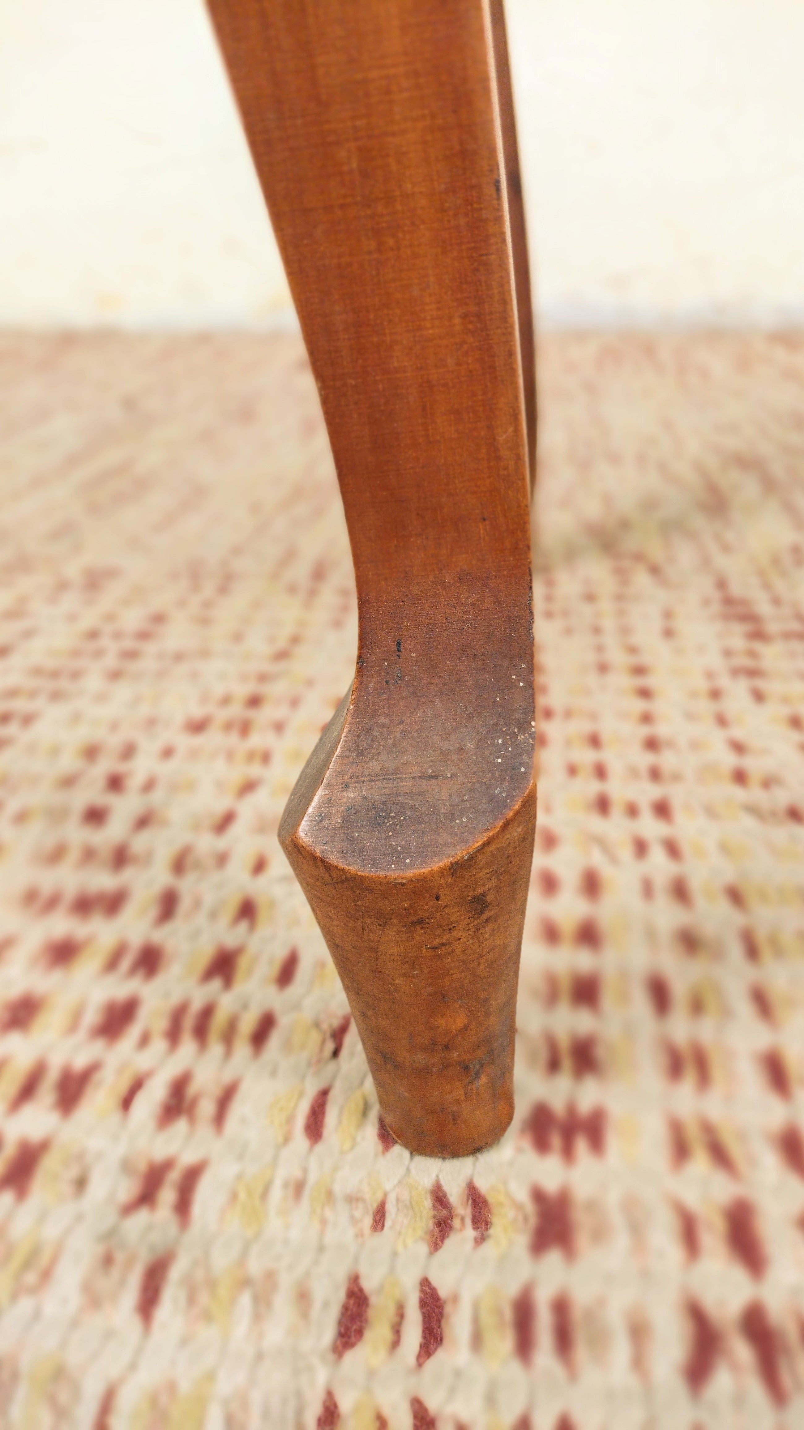 Banquinho / Apoio para pés anos 50 em madeira maciça e tecido estampado (L- 48cm)