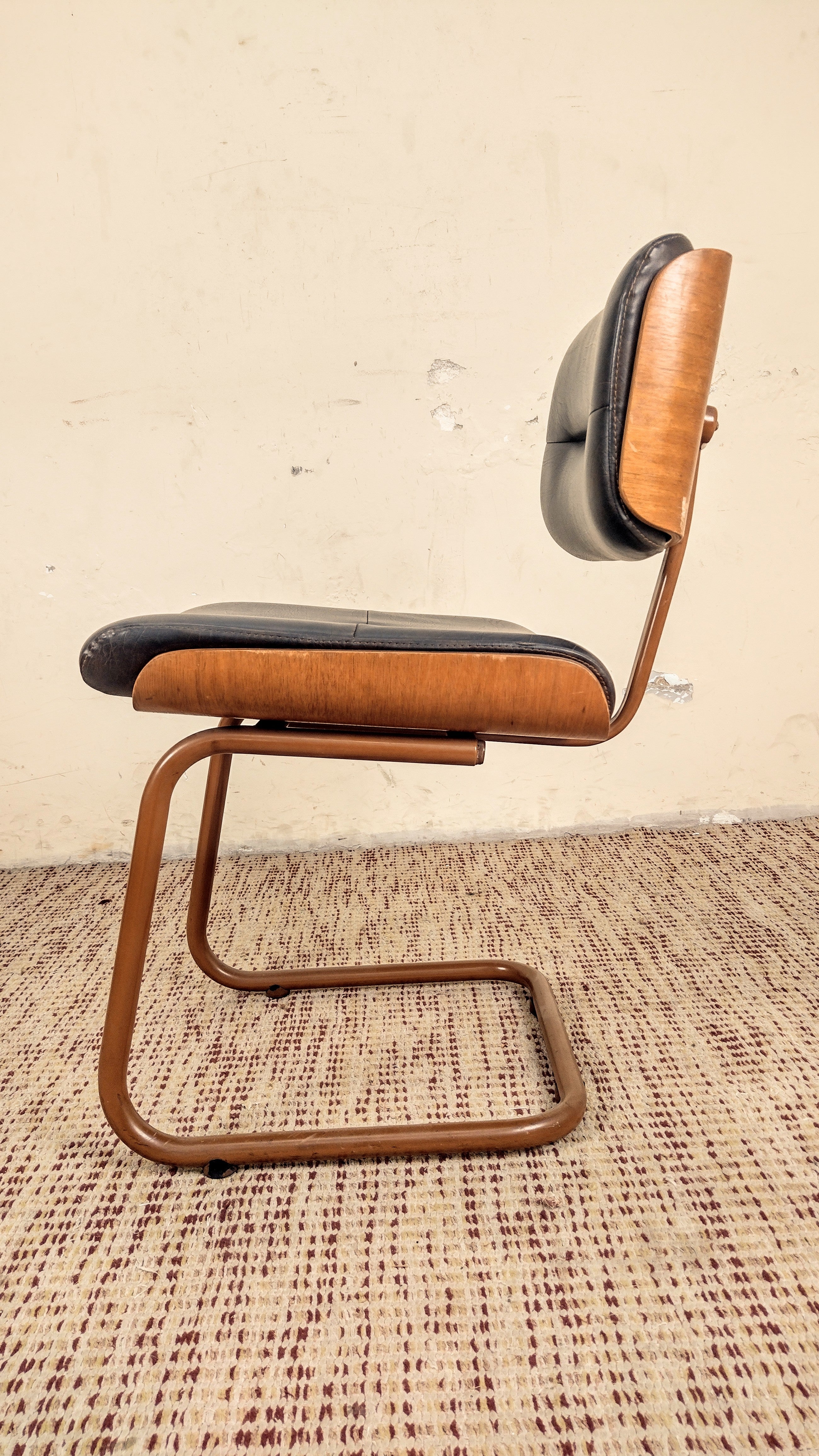 Par de cadeiras anos 90 em ferro, madeira e couro ecológico preto
