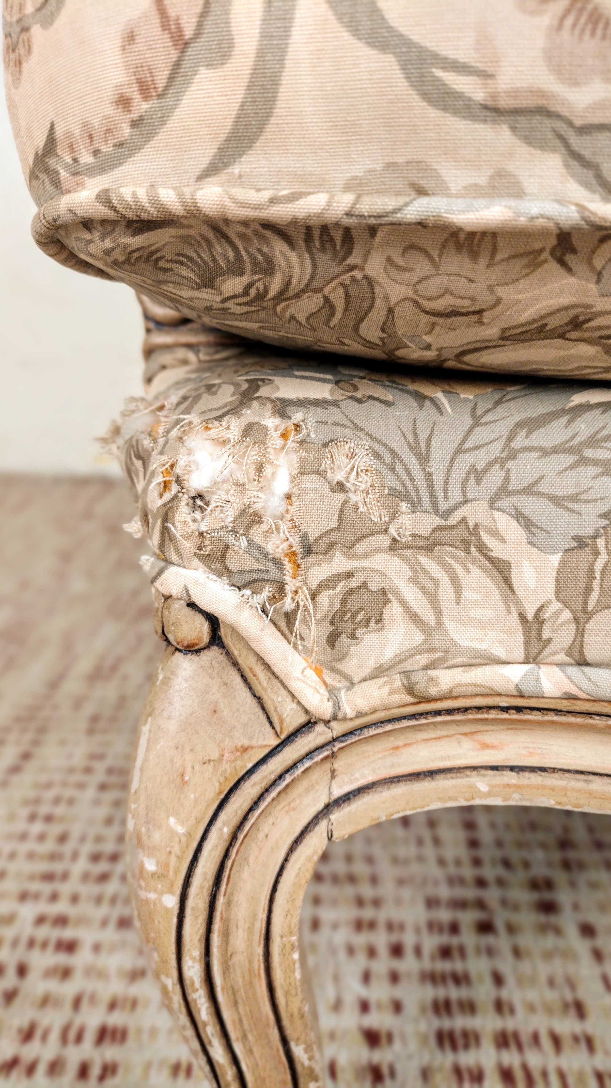 Poltrona Bergere estilo Luiz XV em tecido florido e madeira laqueada