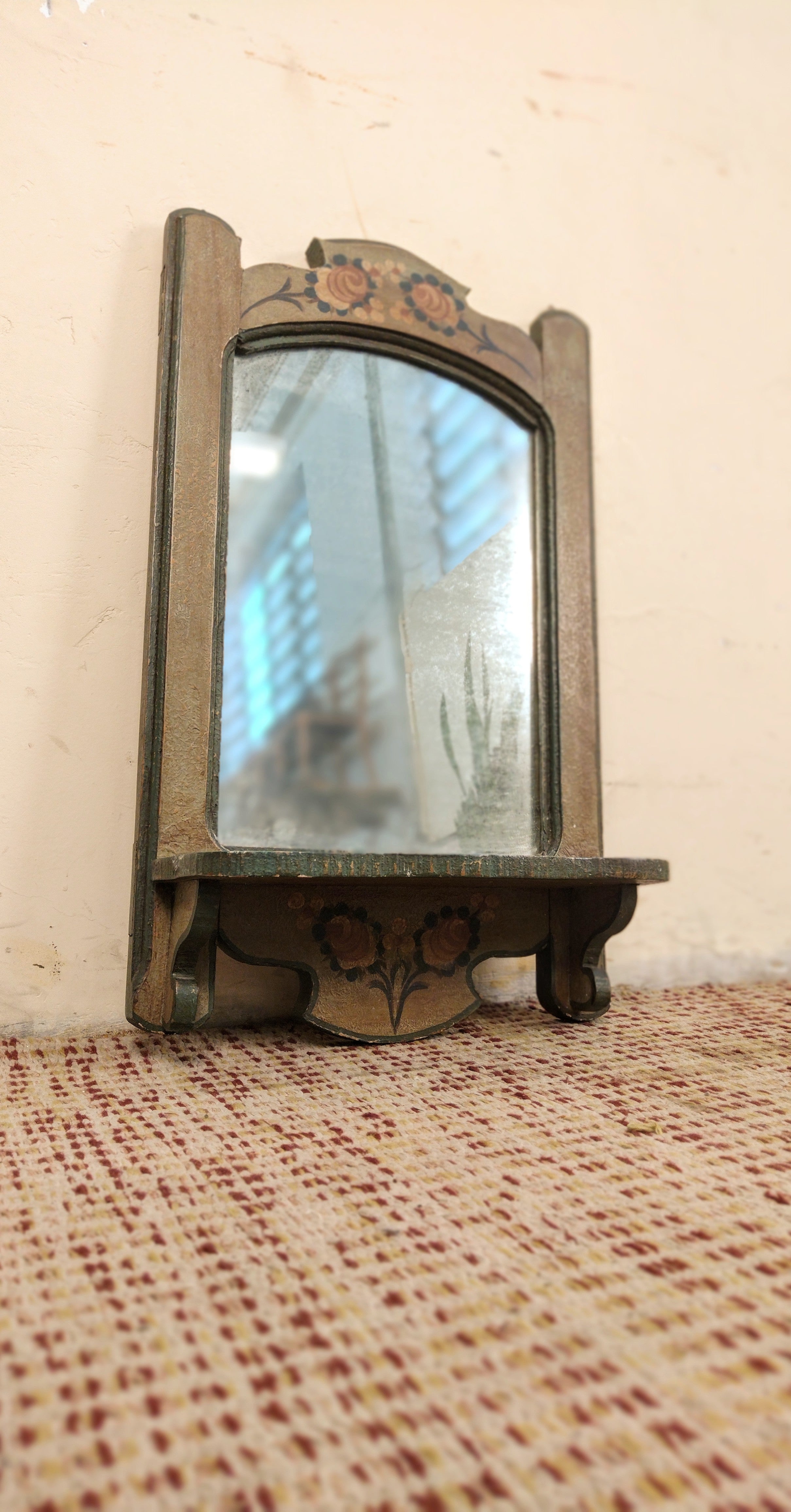 Espelho antigo com prateleira em madeira pintada à mão (63cm X 38cm)