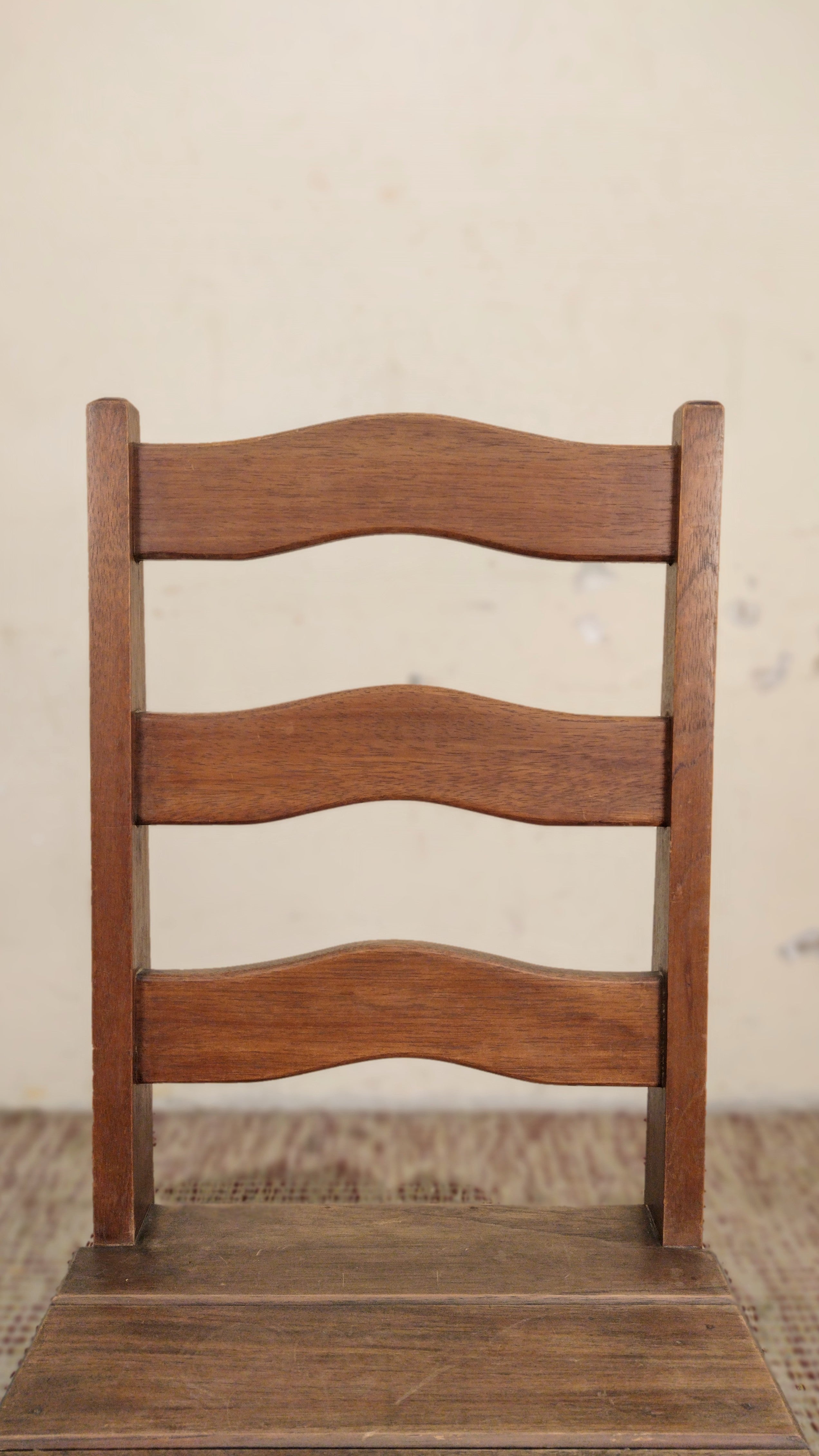 Cadeira anos 80 em madeira maciça torneada