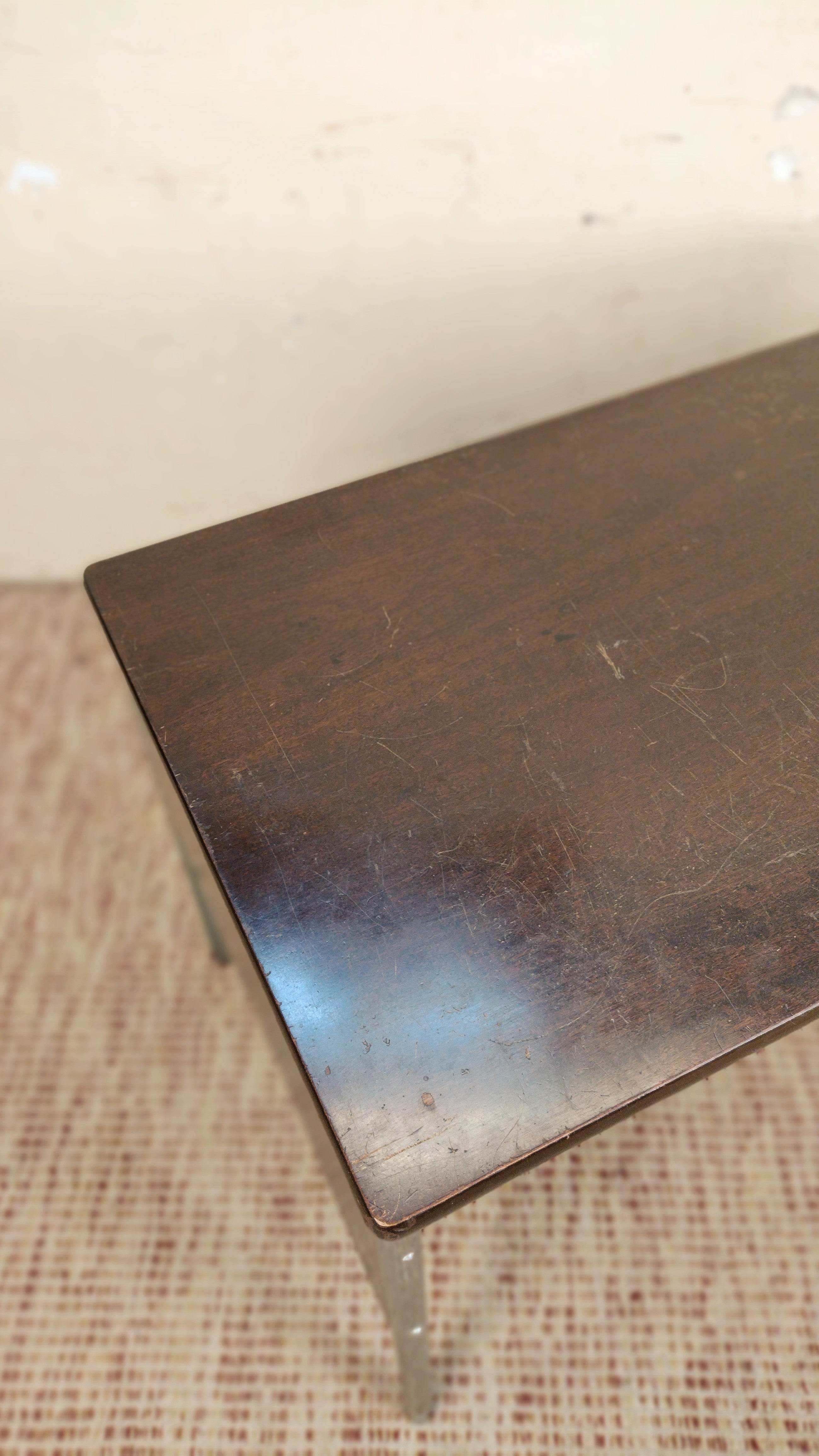 Escrivaninha anos 80 em ferro e Cerejeira tingida (L- 120cm)