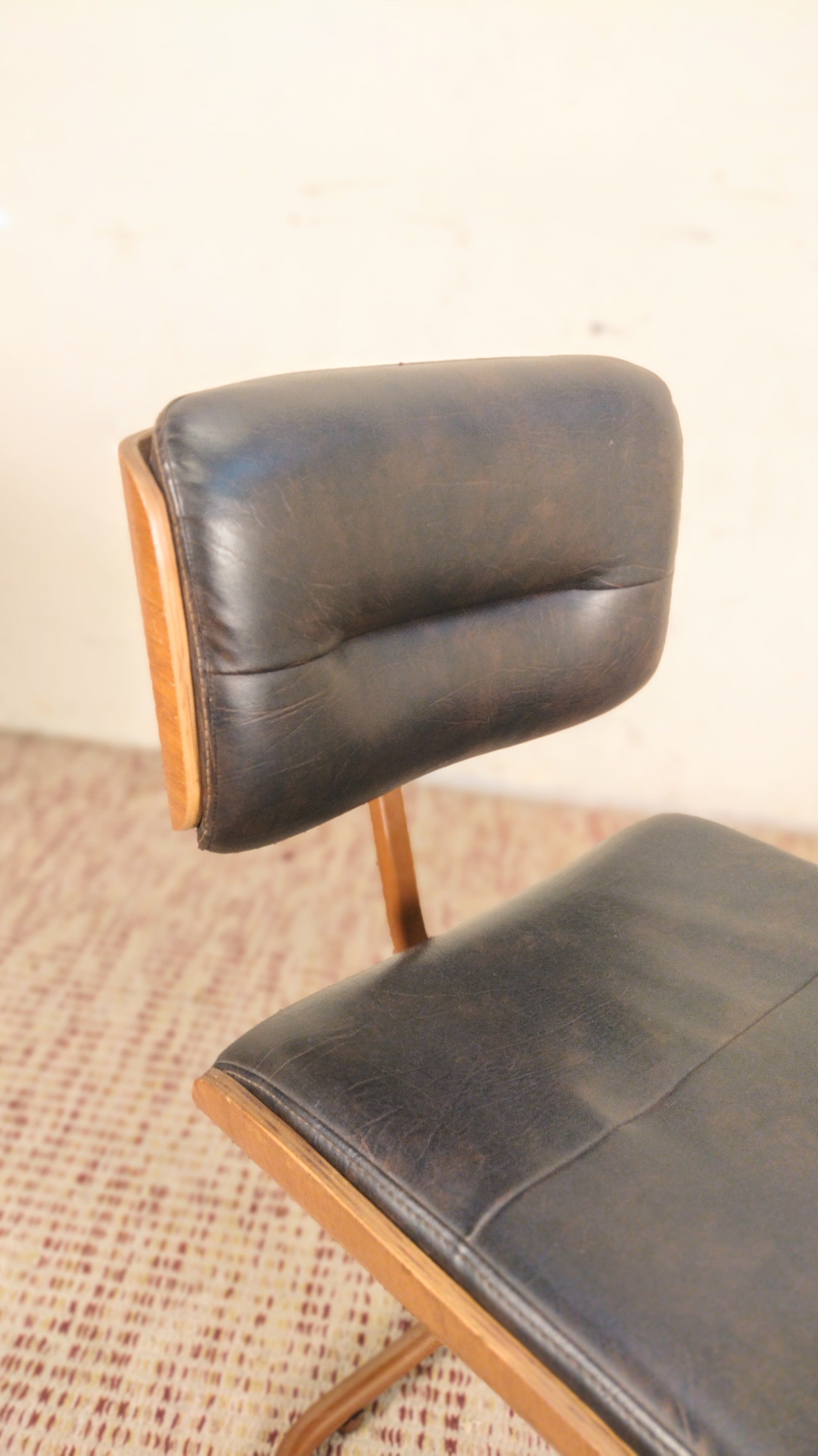 Par de cadeiras anos 90 em ferro, madeira e couro ecológico preto