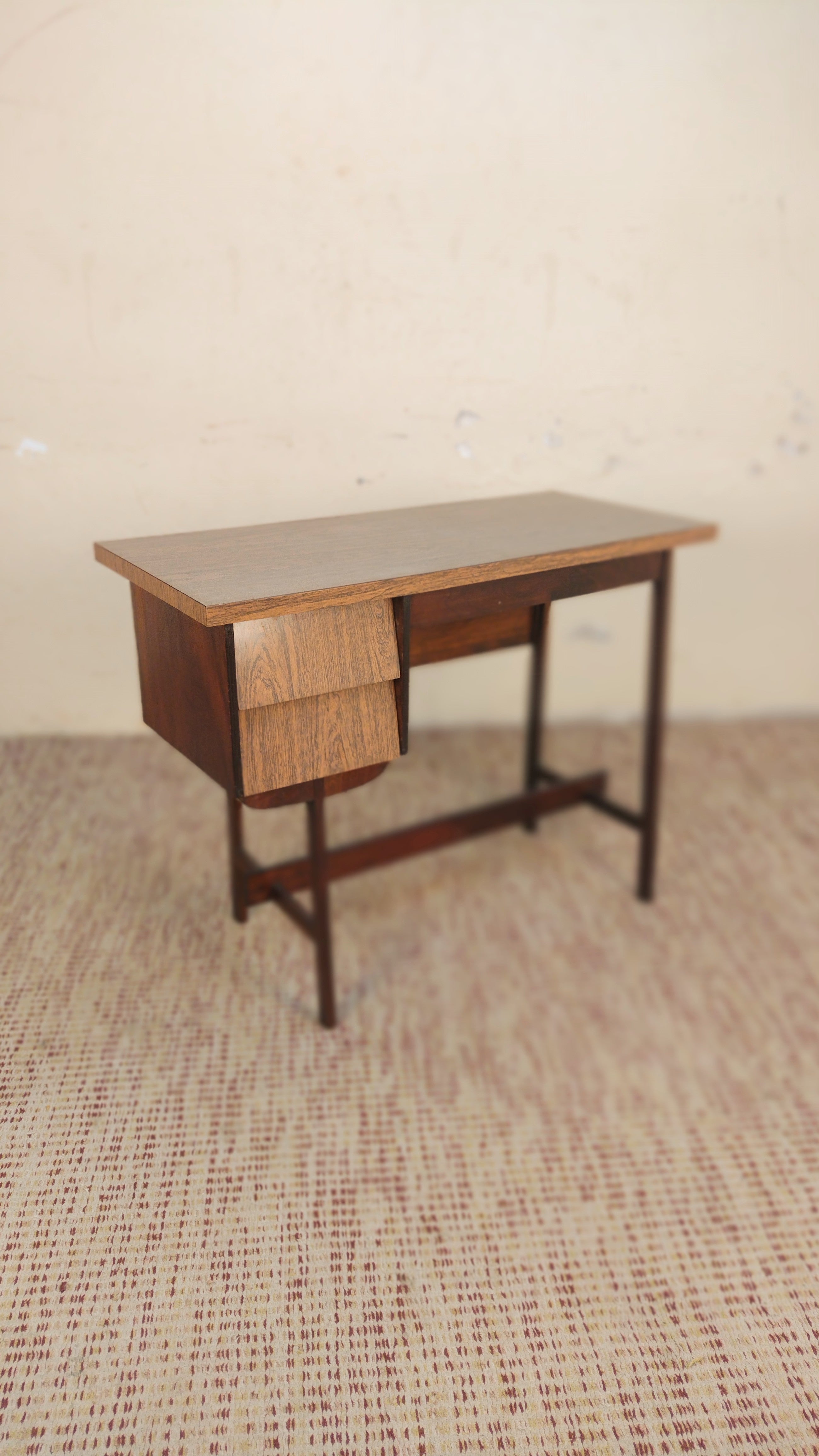 Escrivaninha anos 60 em fórmica e madeira (L-100cm) - sem cadeira