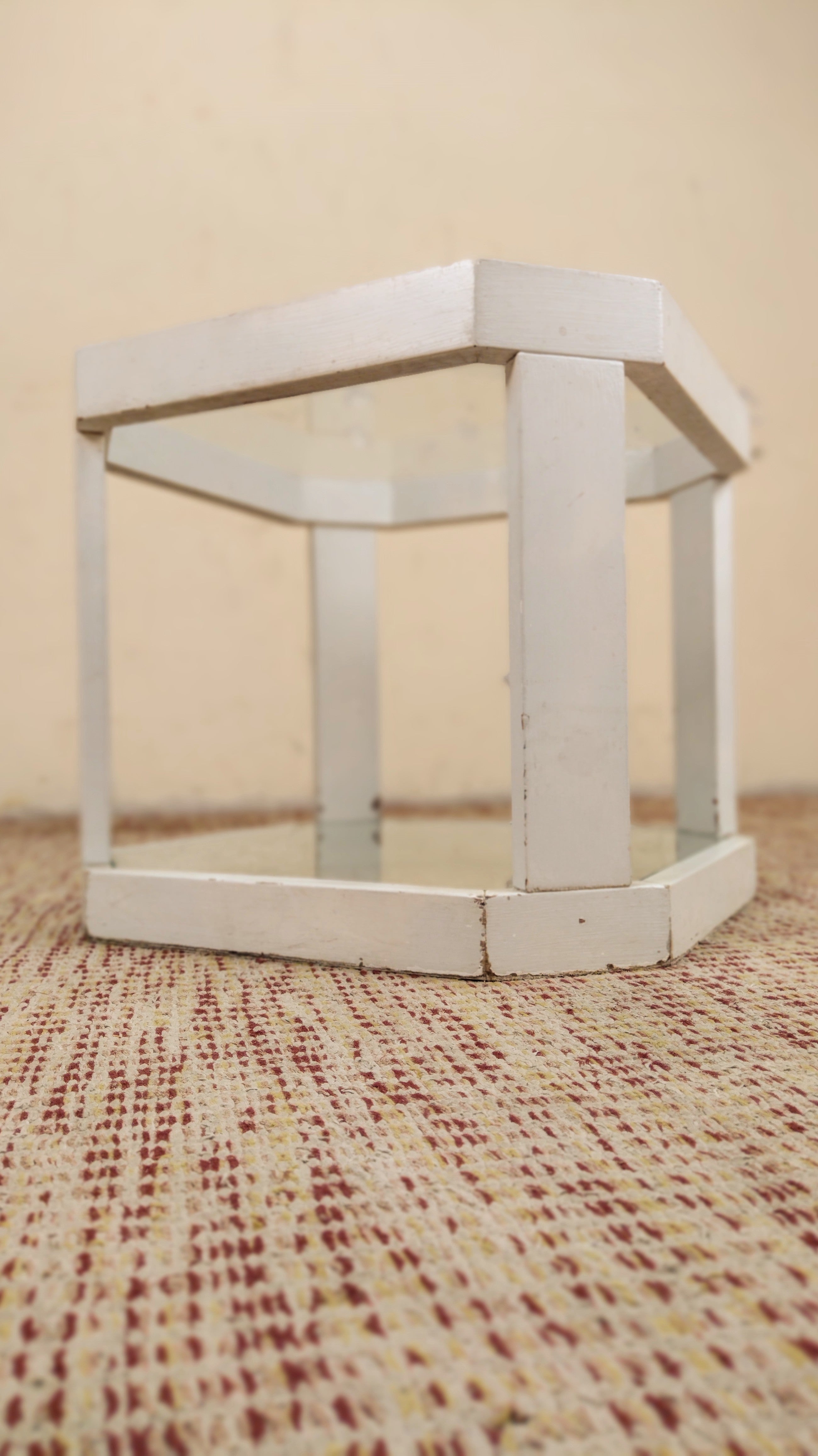 Mesinha de apoio Octógono com vidro em madeira laqueada em branco (55cm X 55cm)