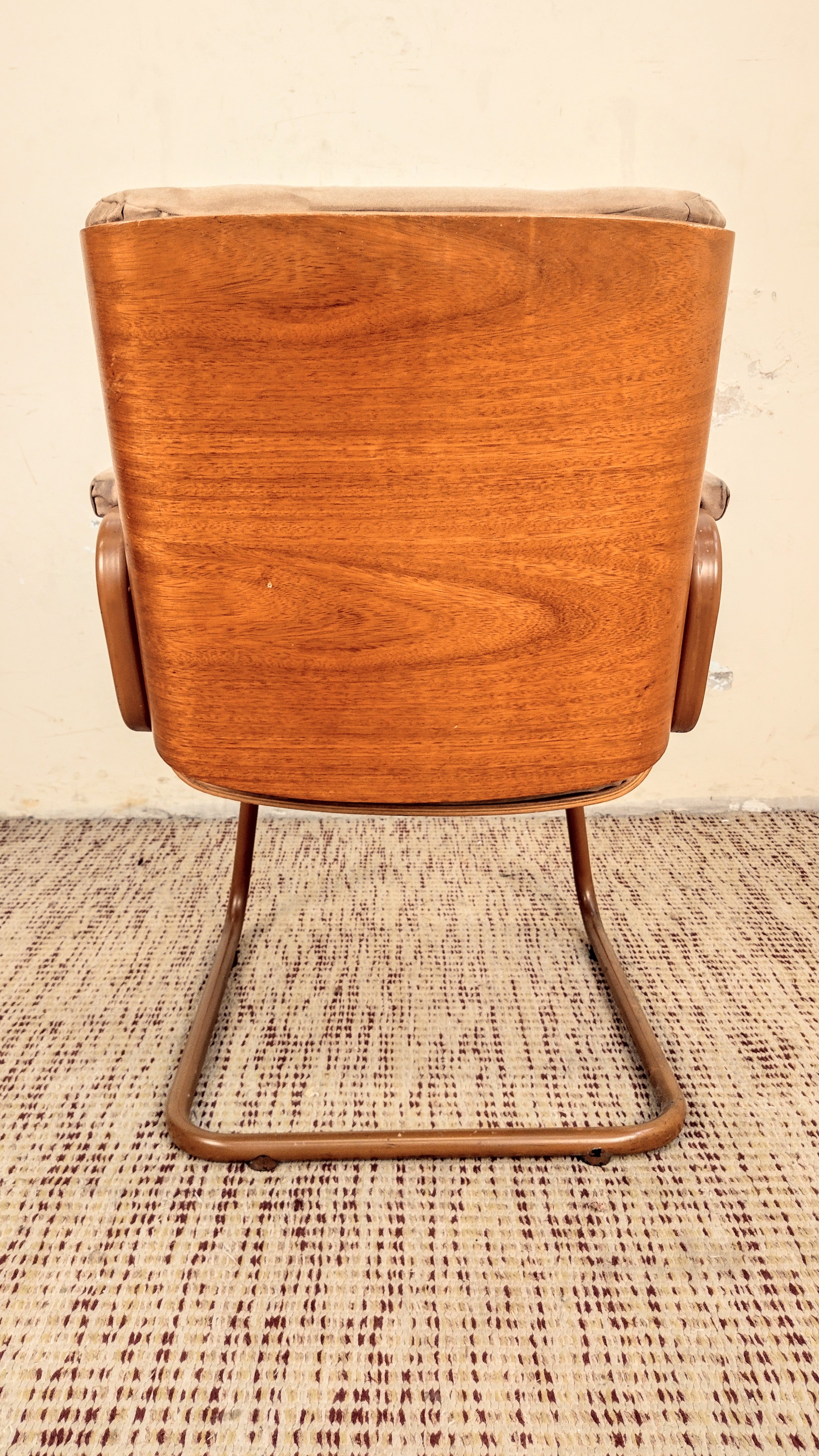 Cadeira com braços anos 90 em ferro, madeira e tecido aveludado