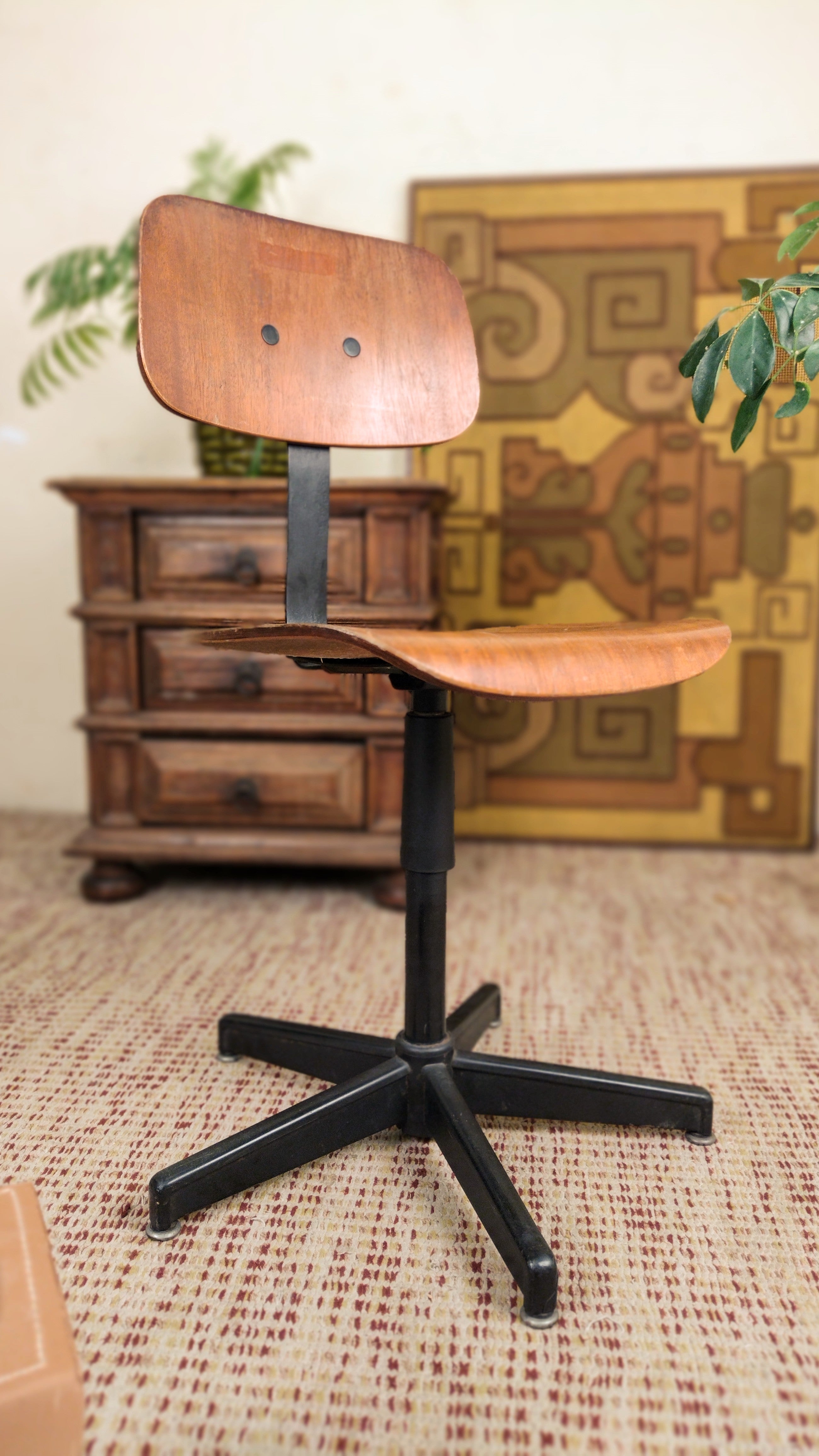 Cadeira GIROFLEX giratória com espaldar regulável em madeira e ferro