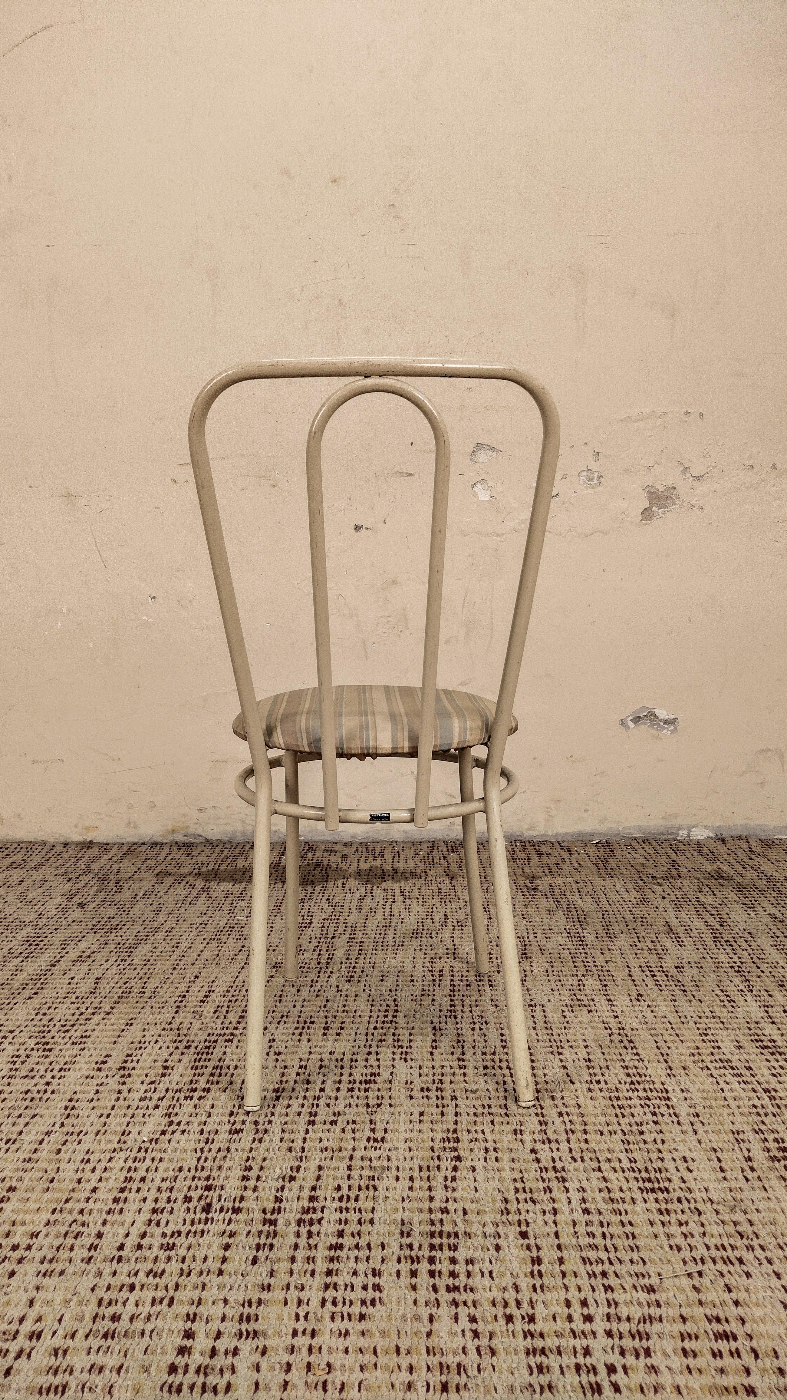 Cadeira anos 80 em ferro e tecido listrado