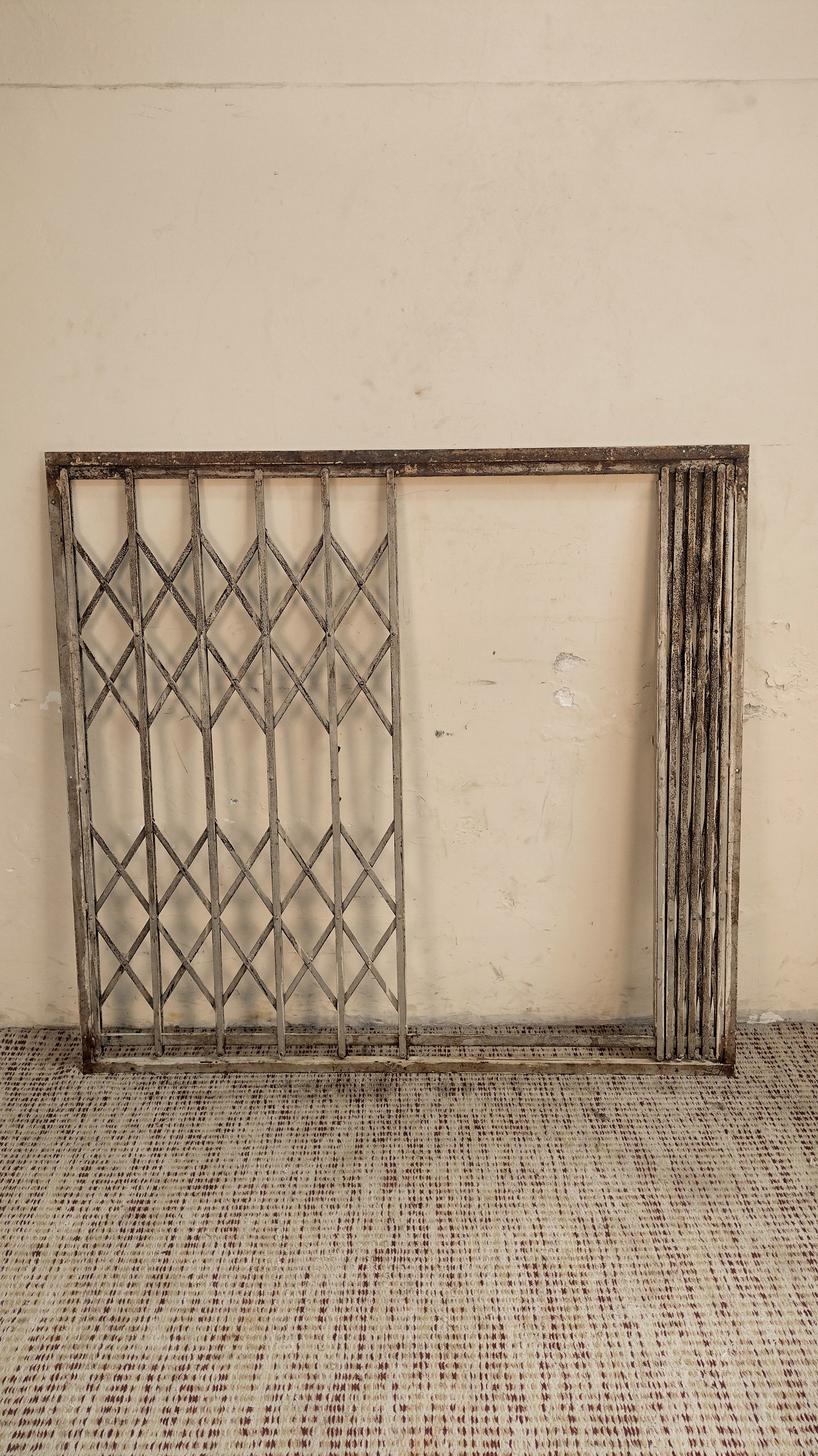 Antiga janela pantográfica em ferro pintado de Branco (140cm X 130cm)