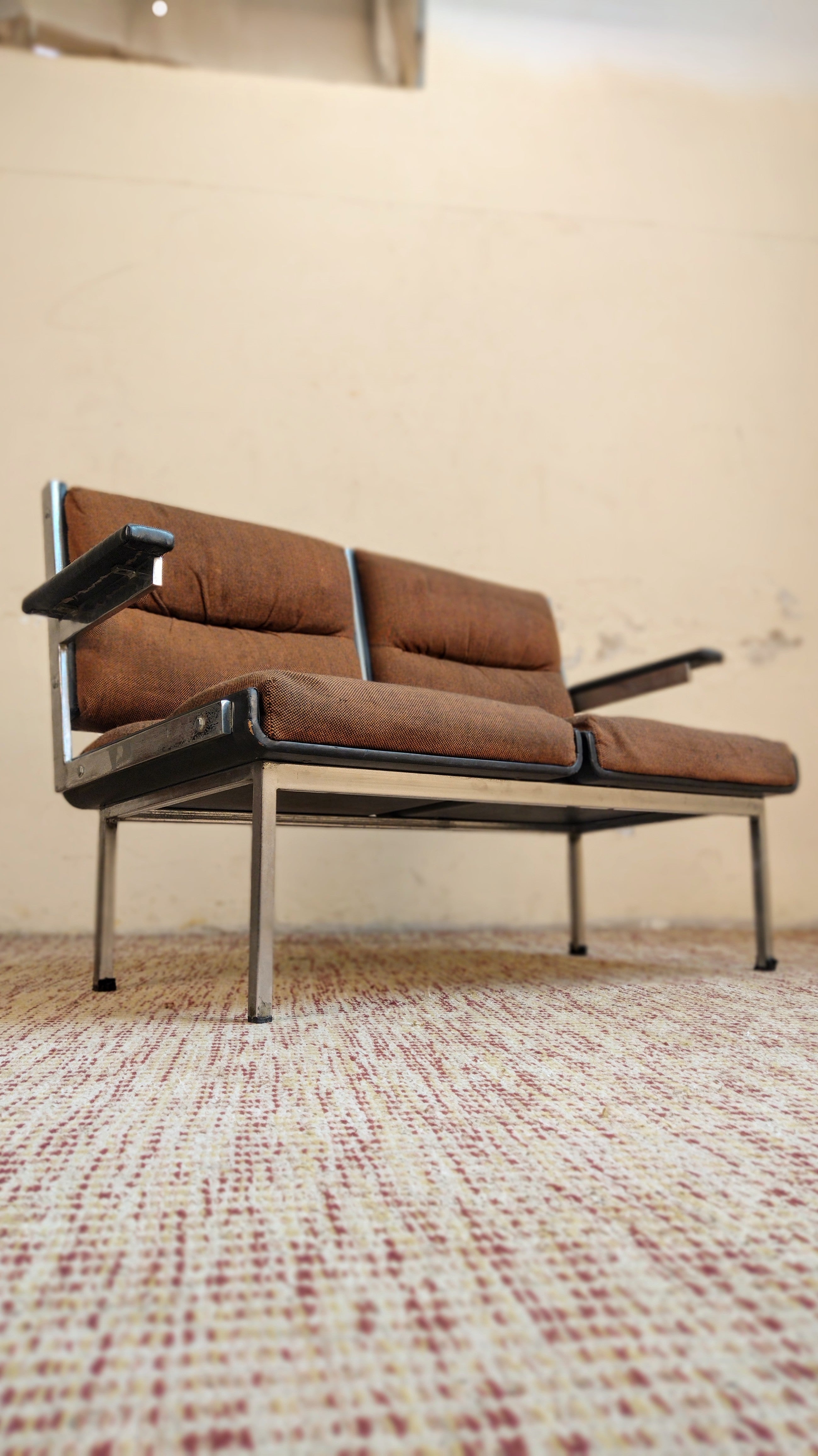 Banco de dois assentos anos 70 em ferro, couro e tecido (L- 121cm)