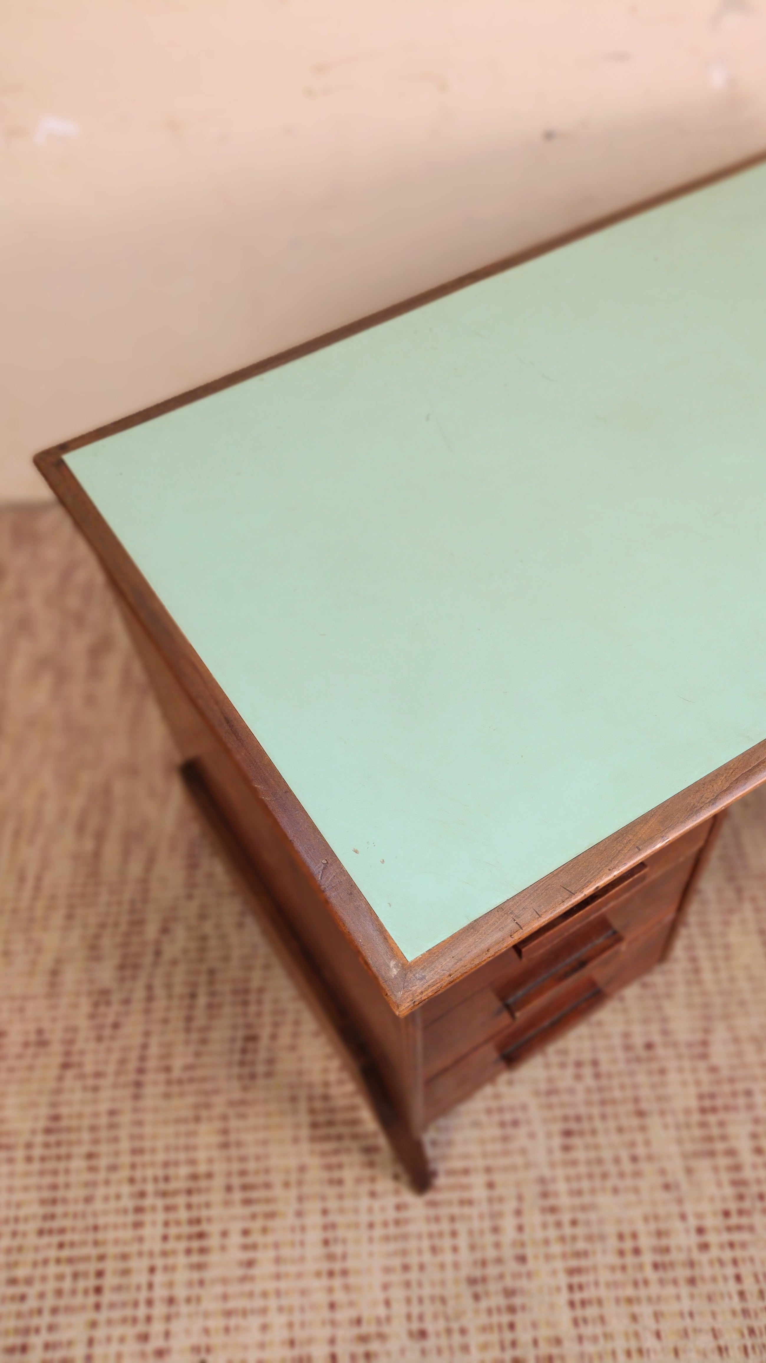 Escrivaninha anos 60 em madeira maciça e tampo com fórmica verde (L- 128cm)
