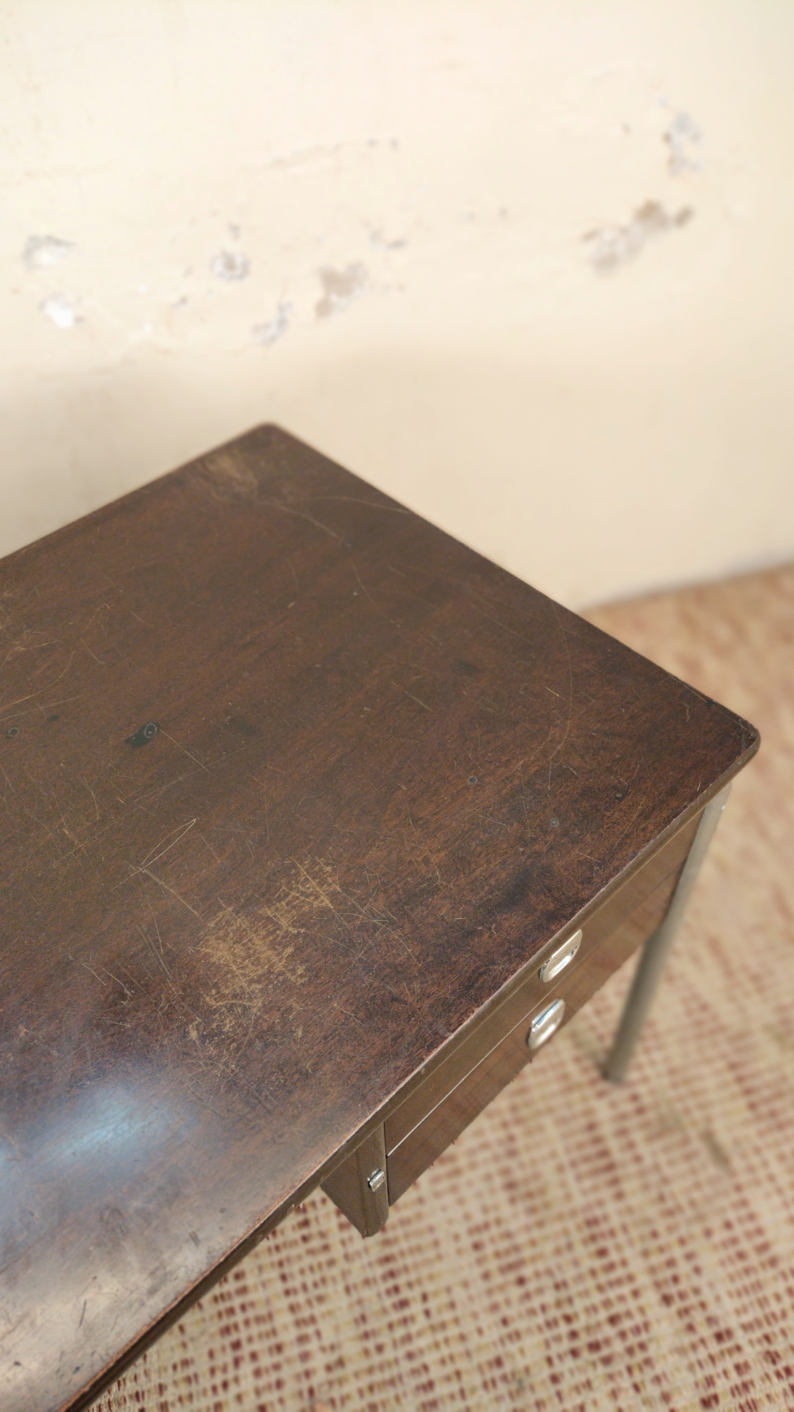 Escrivaninha anos 80 em ferro e Cerejeira tingida (L- 120cm)