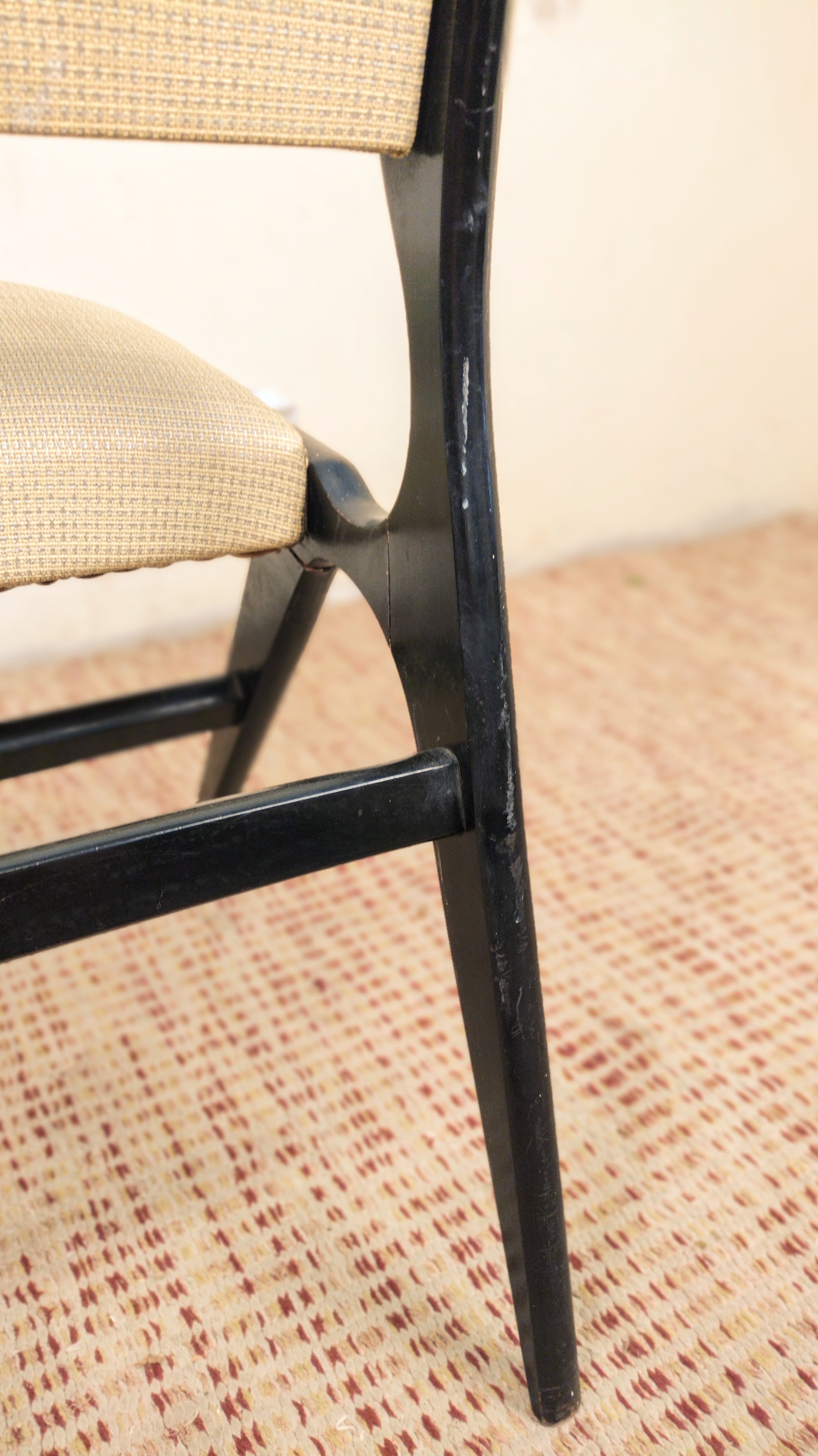 Cadeira anos 70 em madeira ebanizada e courvin texturizado