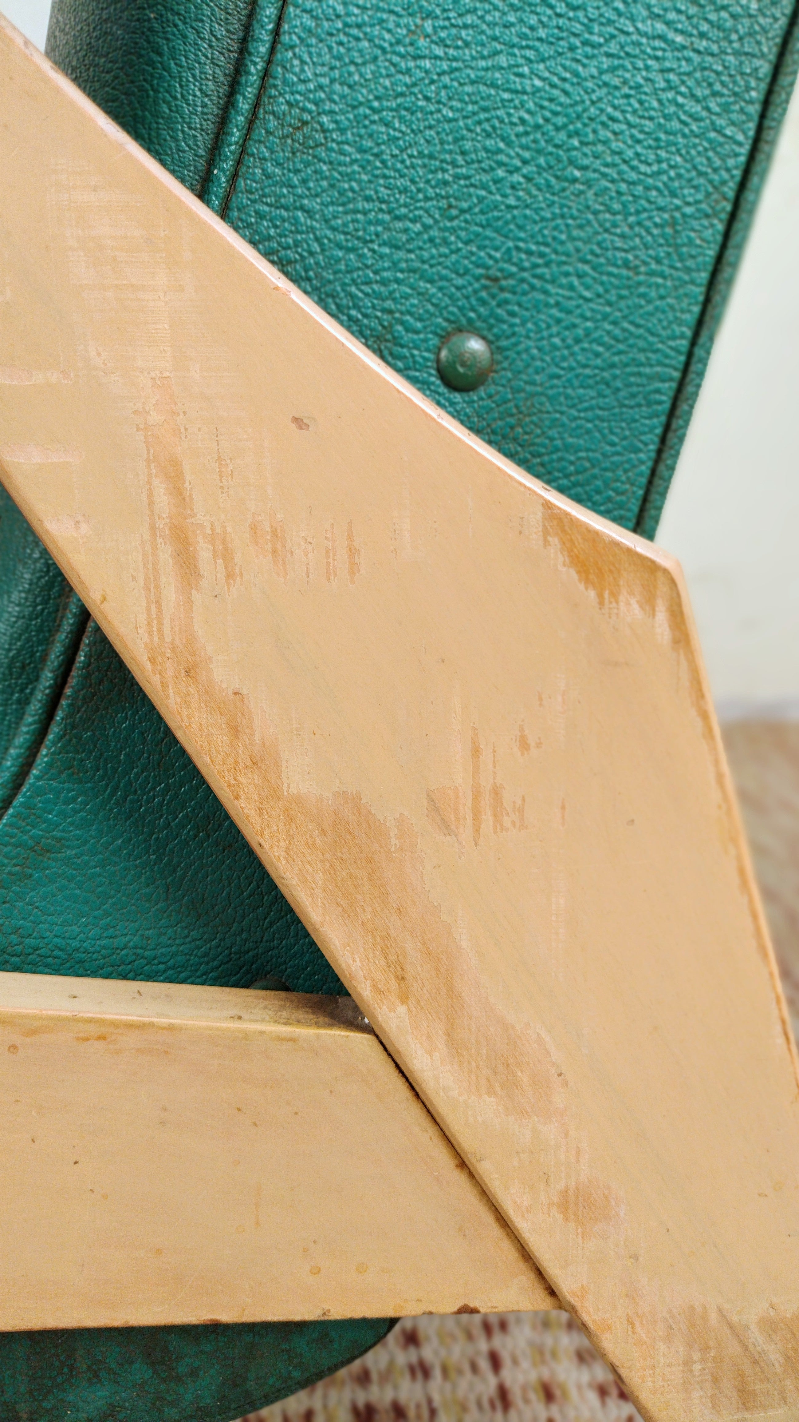 Poltrona / Espreguiçadeira DRAGO anos 60 em madeira laqueada e courvin verde ( PARA RESTAURO)