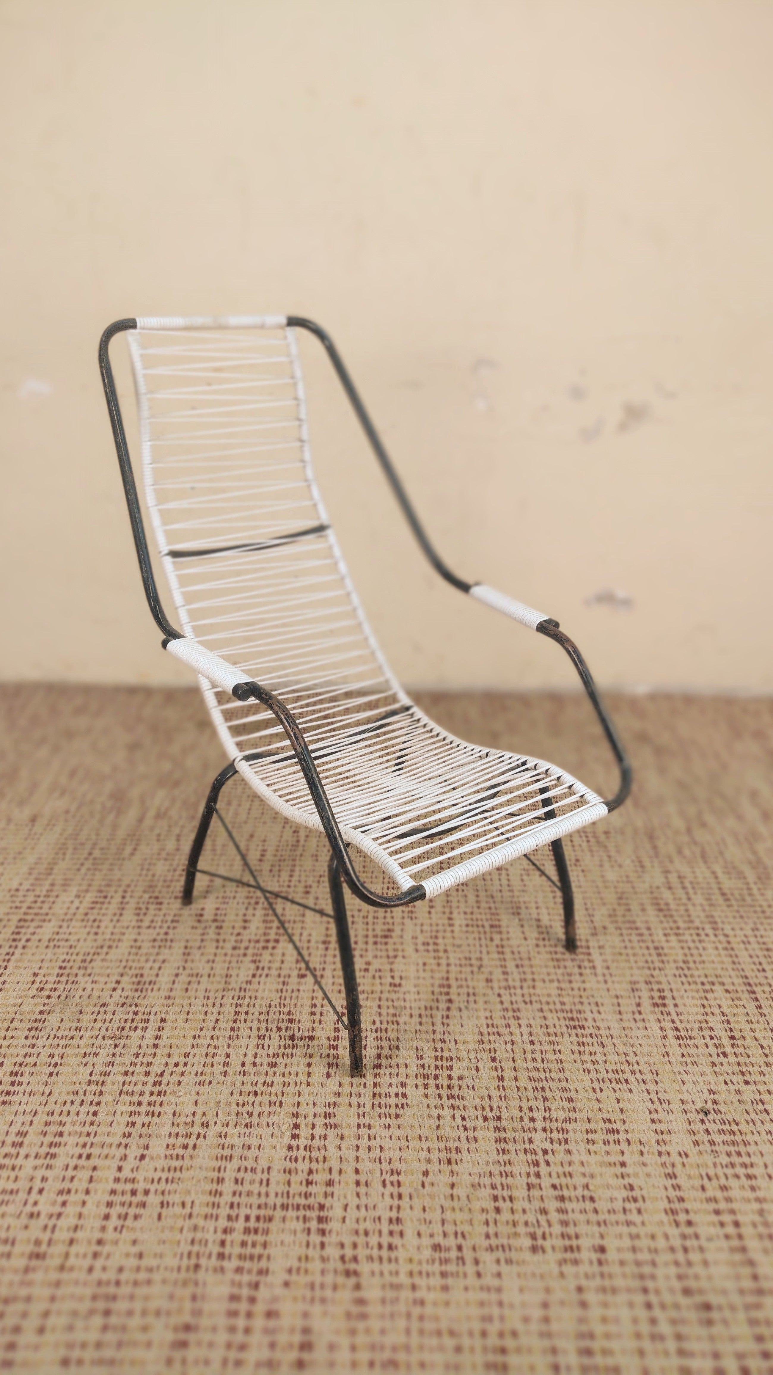 Antiga Cadeira em ferro e Spaguetti branco