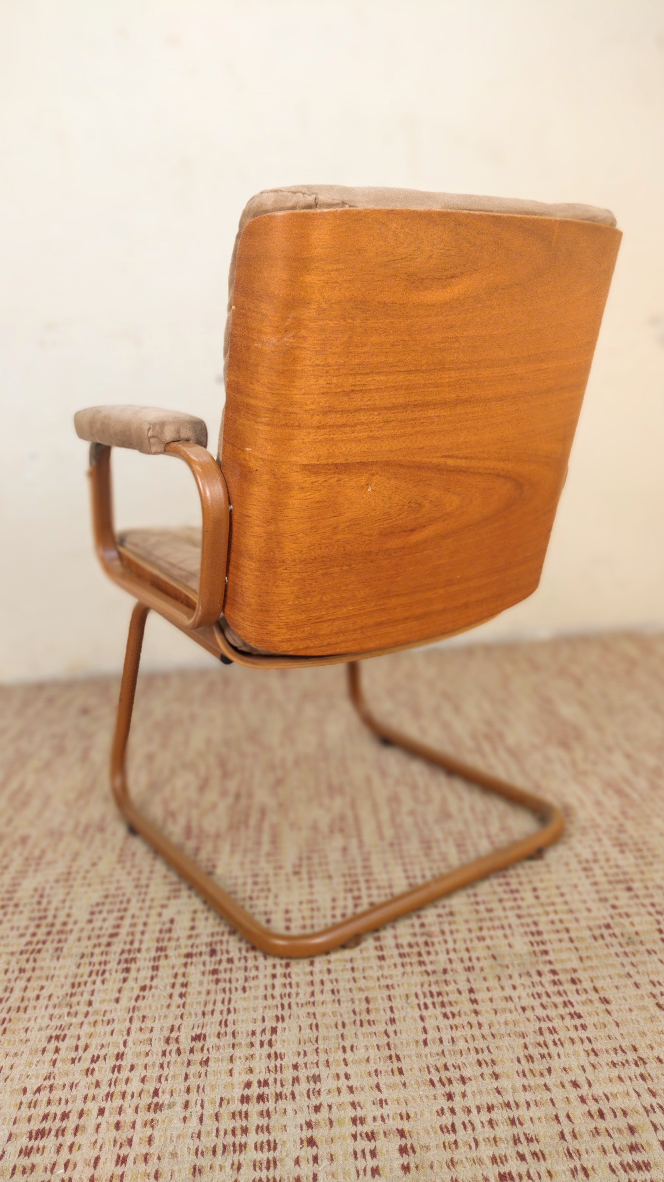 Cadeira com braços anos 90 em ferro, madeira e tecido aveludado