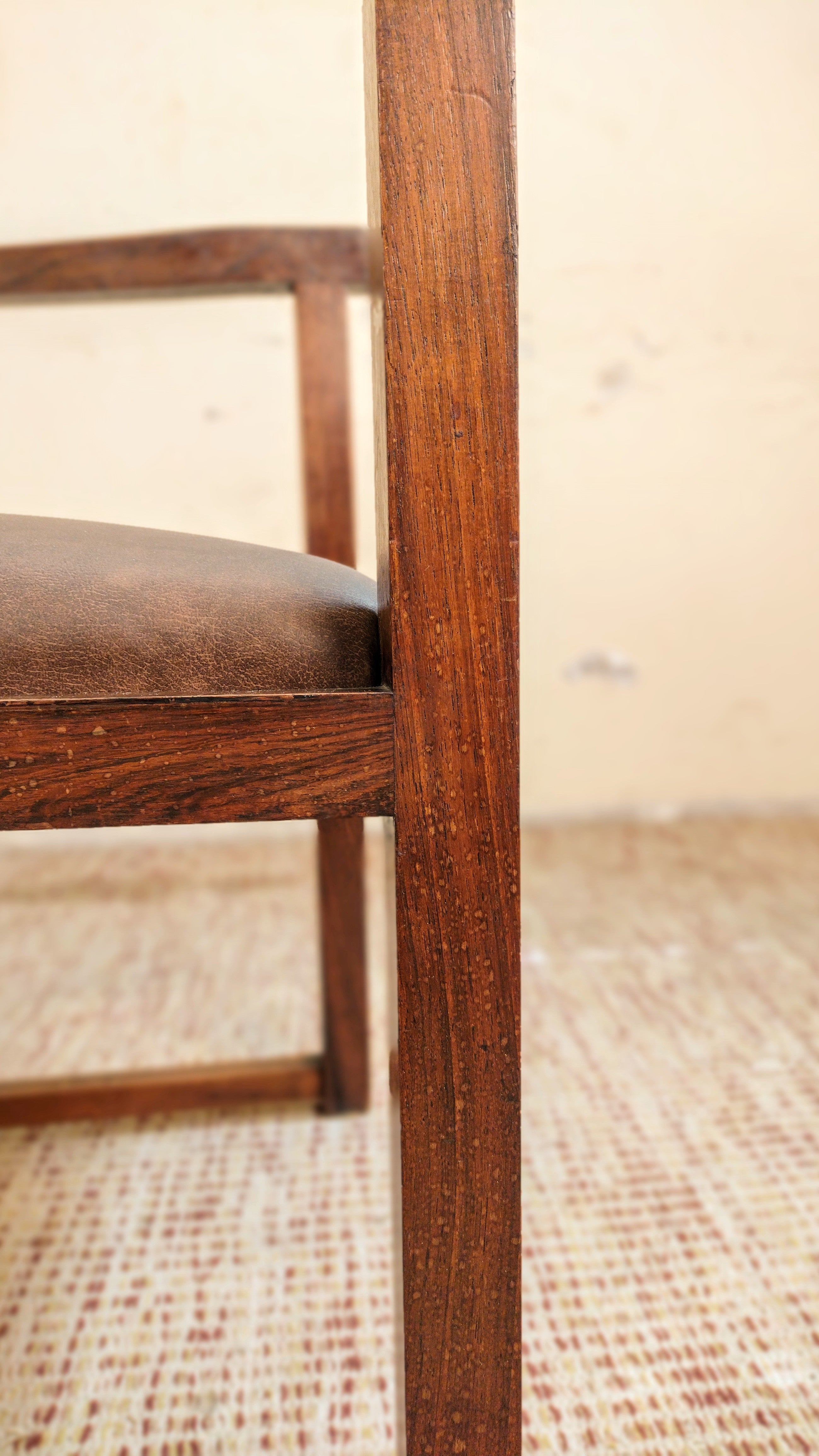 Par de cadeiras com braços anos 70 em Madeira Nobre maciça tingida e courvin marrom