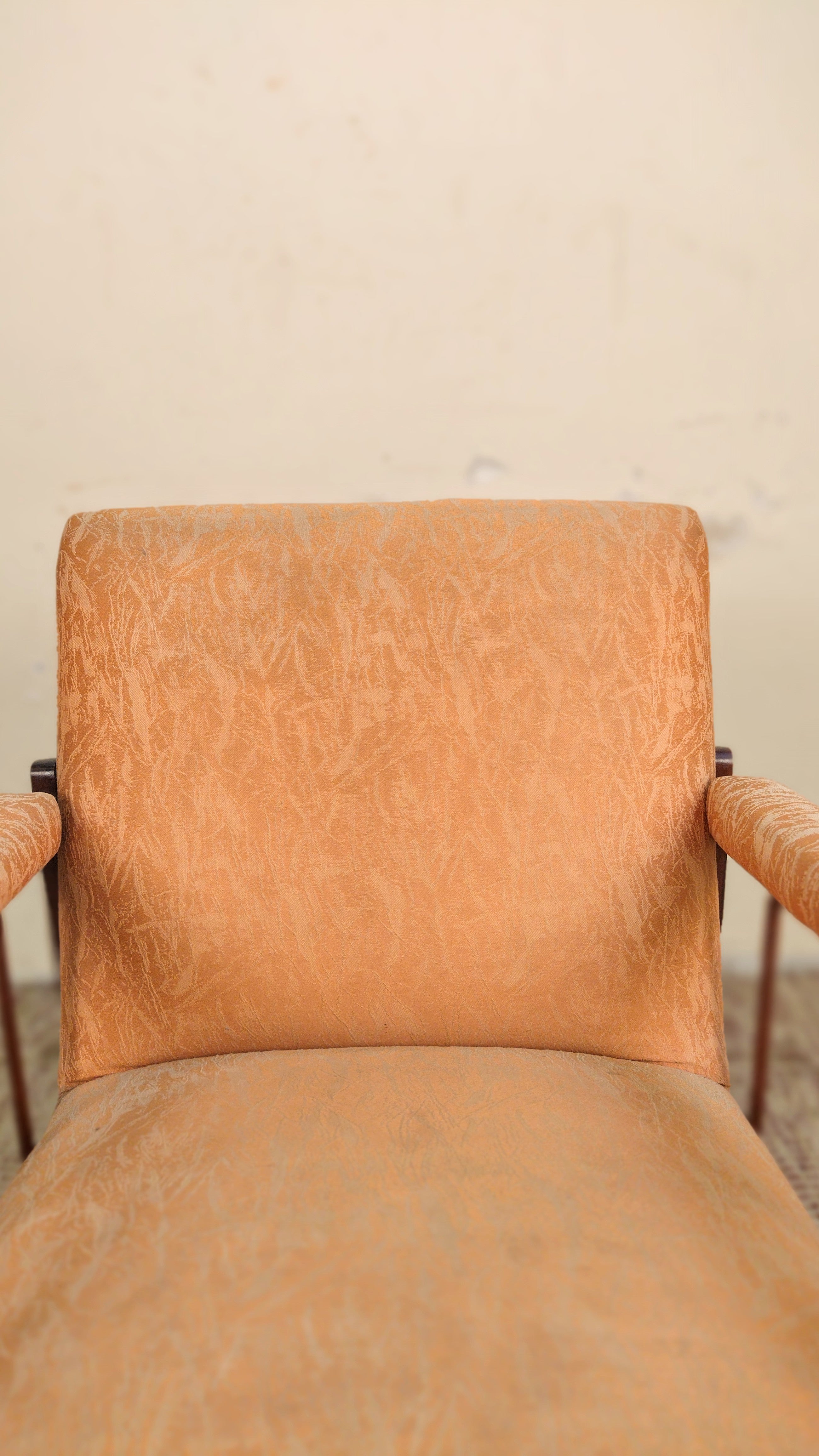 Poltrona anos 60 em madeira maciça e tecido texturizado laranja