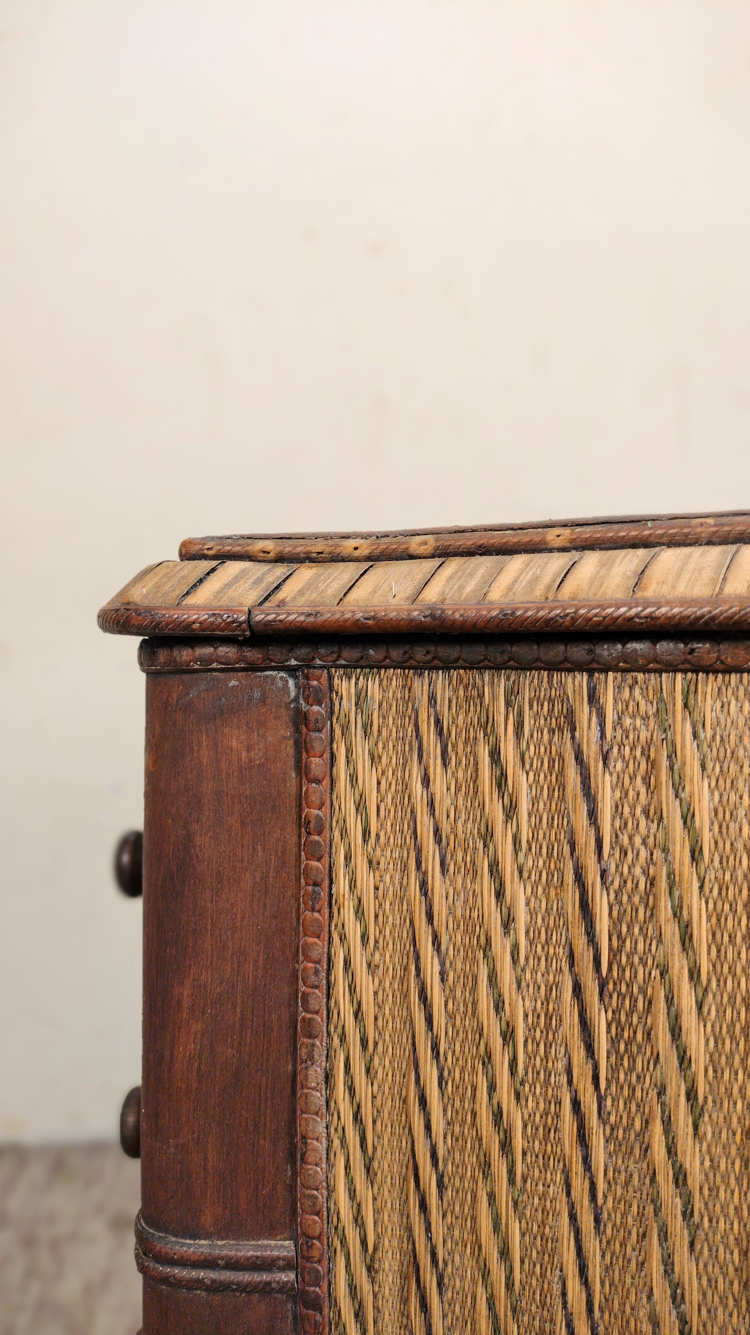 Gaveteiro compacto antigo em madeira e fibras naturais (L- 60cm)