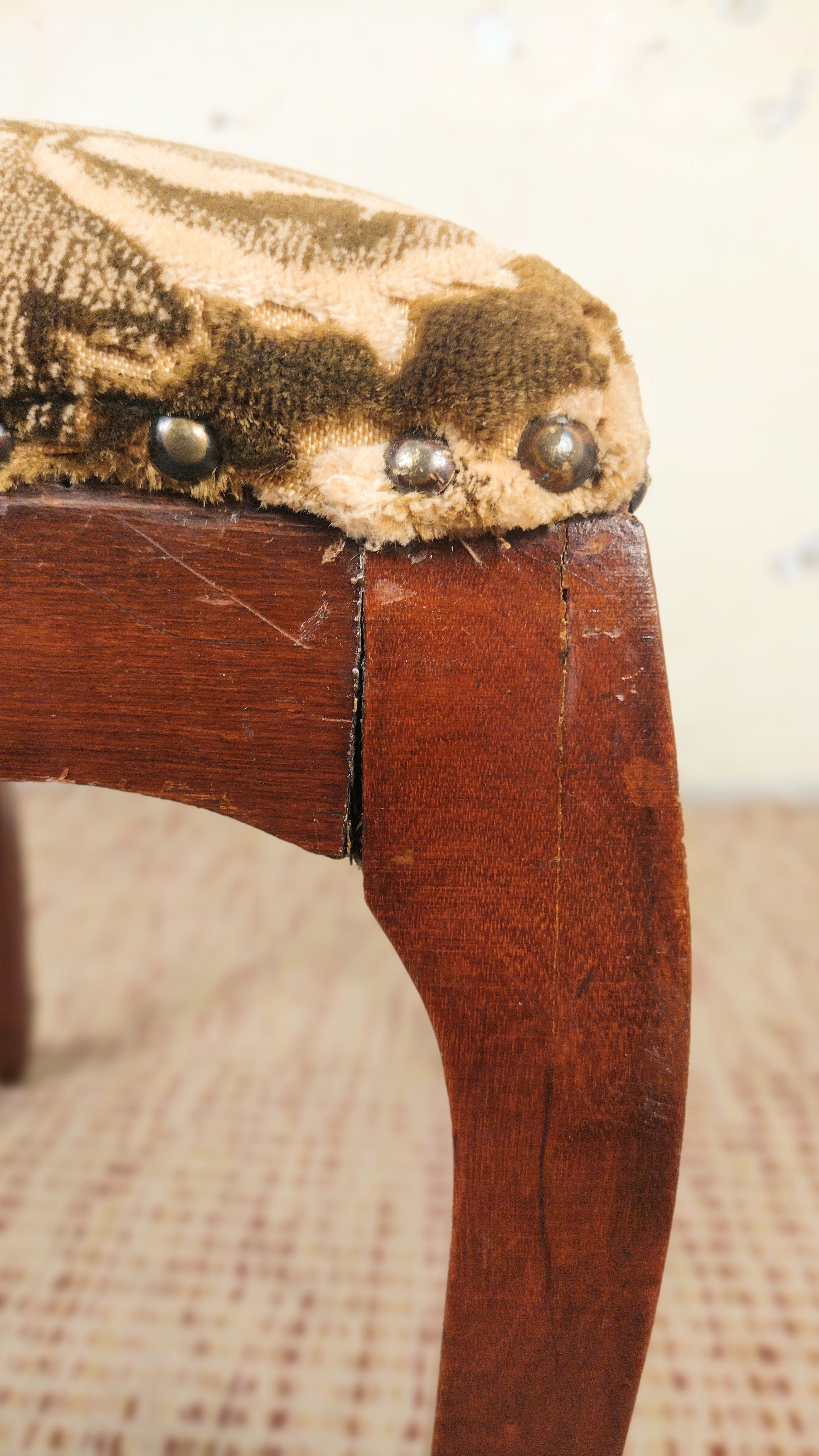 Banquinho / Apoio para pés anos 50 em madeira torneada e tecido aveludado (L- 52cm)