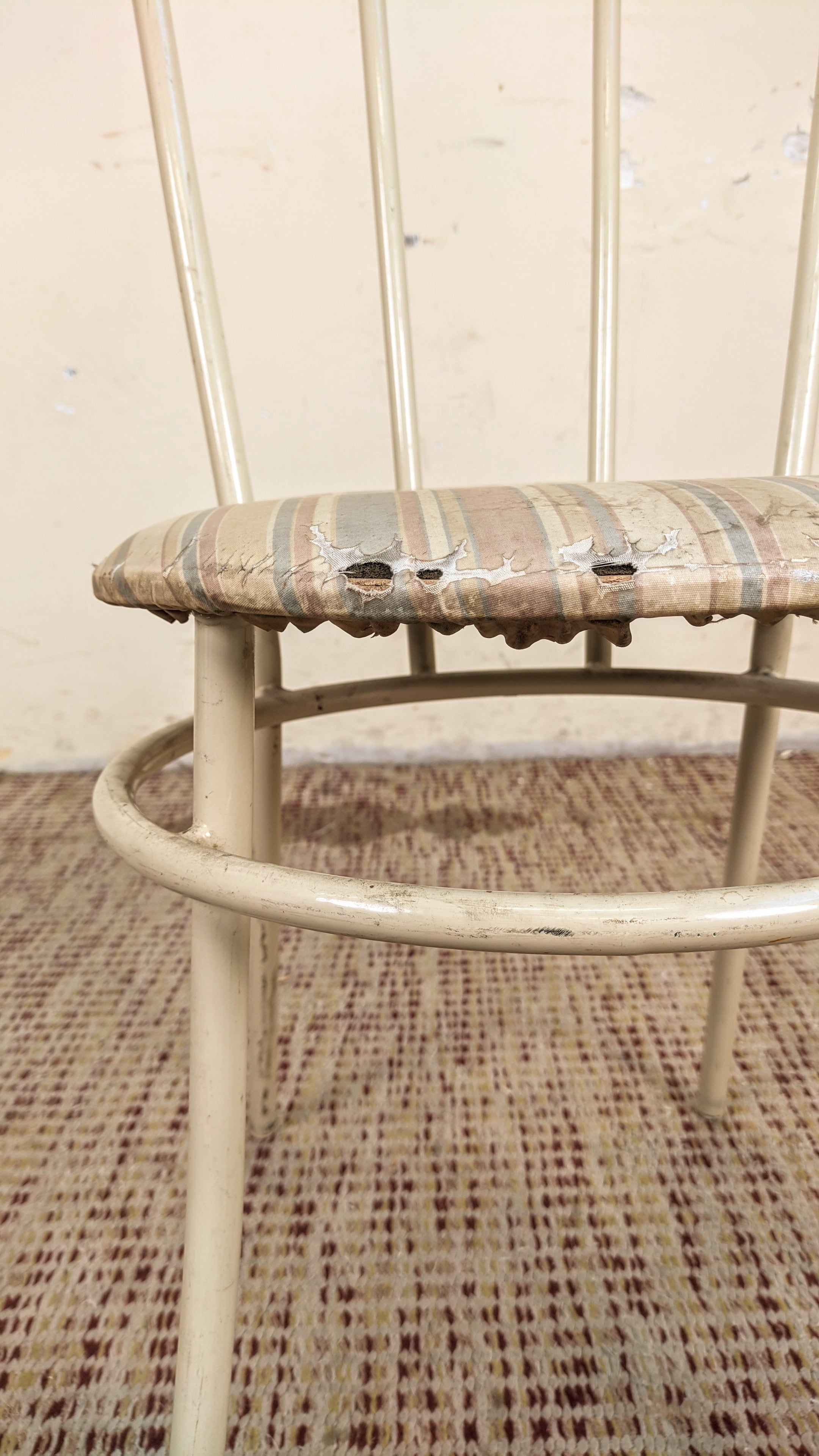 Cadeira anos 80 em ferro e tecido listrado