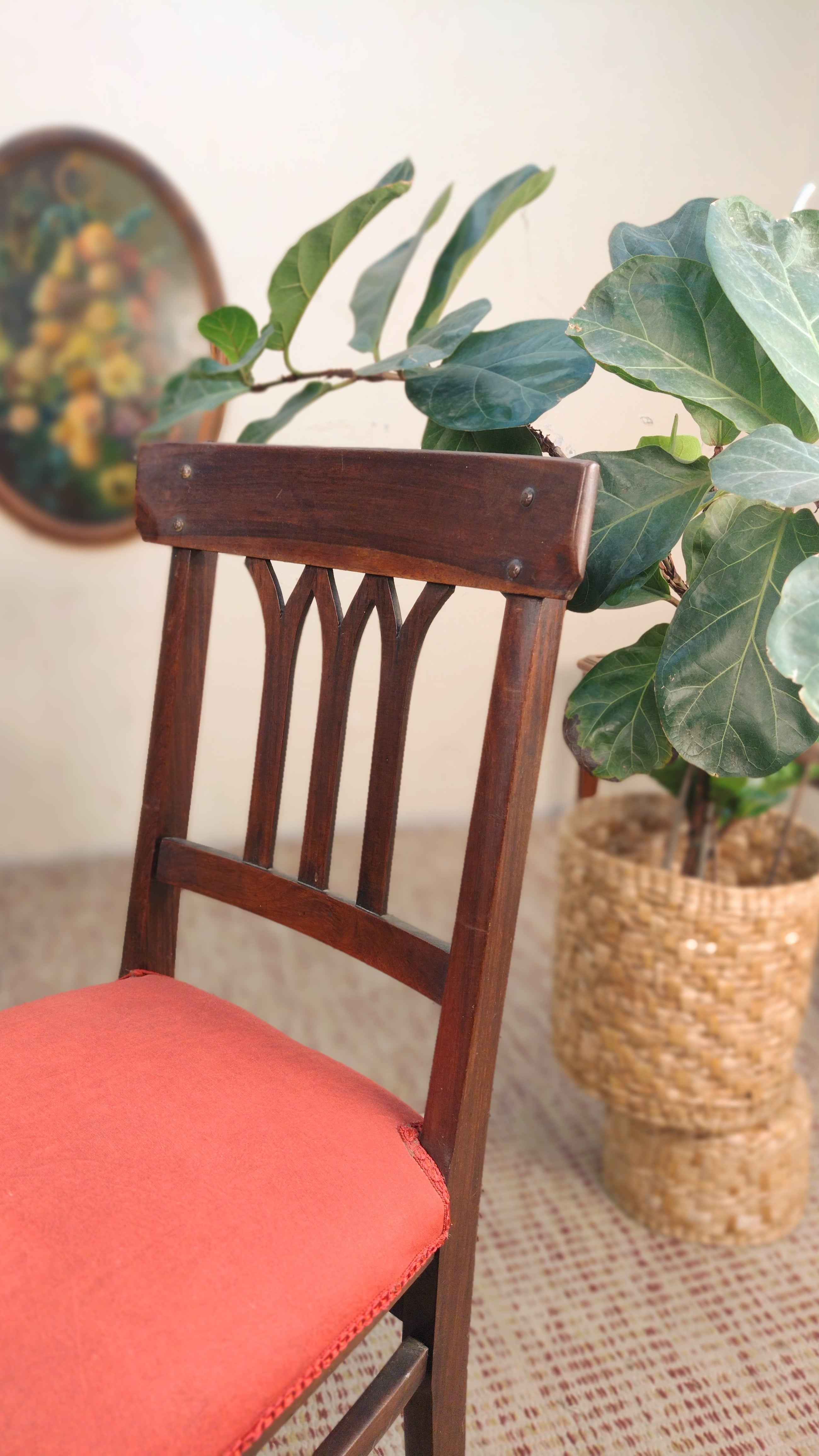 Par de cadeiras anos 50 em madeira maciça e estofado vermelho