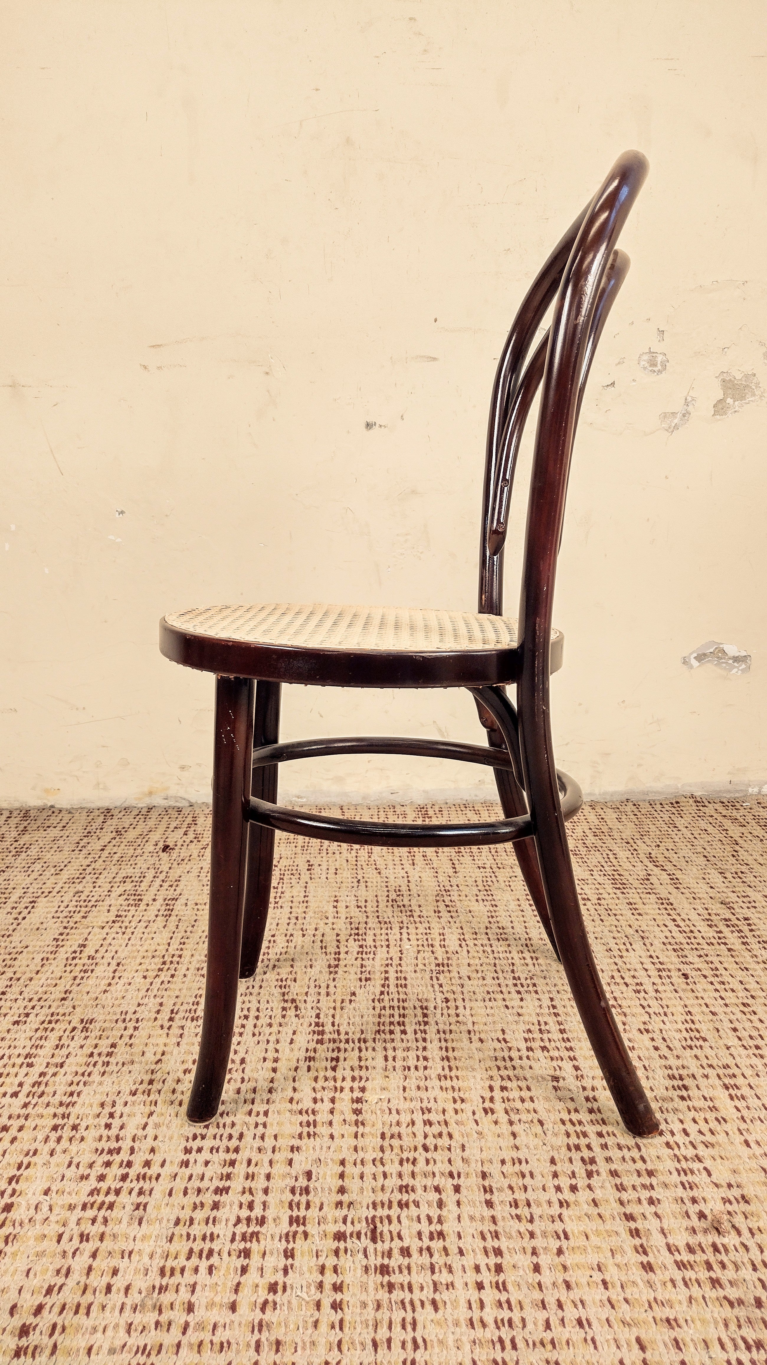 Cadeira Thonart modelo Thonet em madeira vergada tingida e palhinha