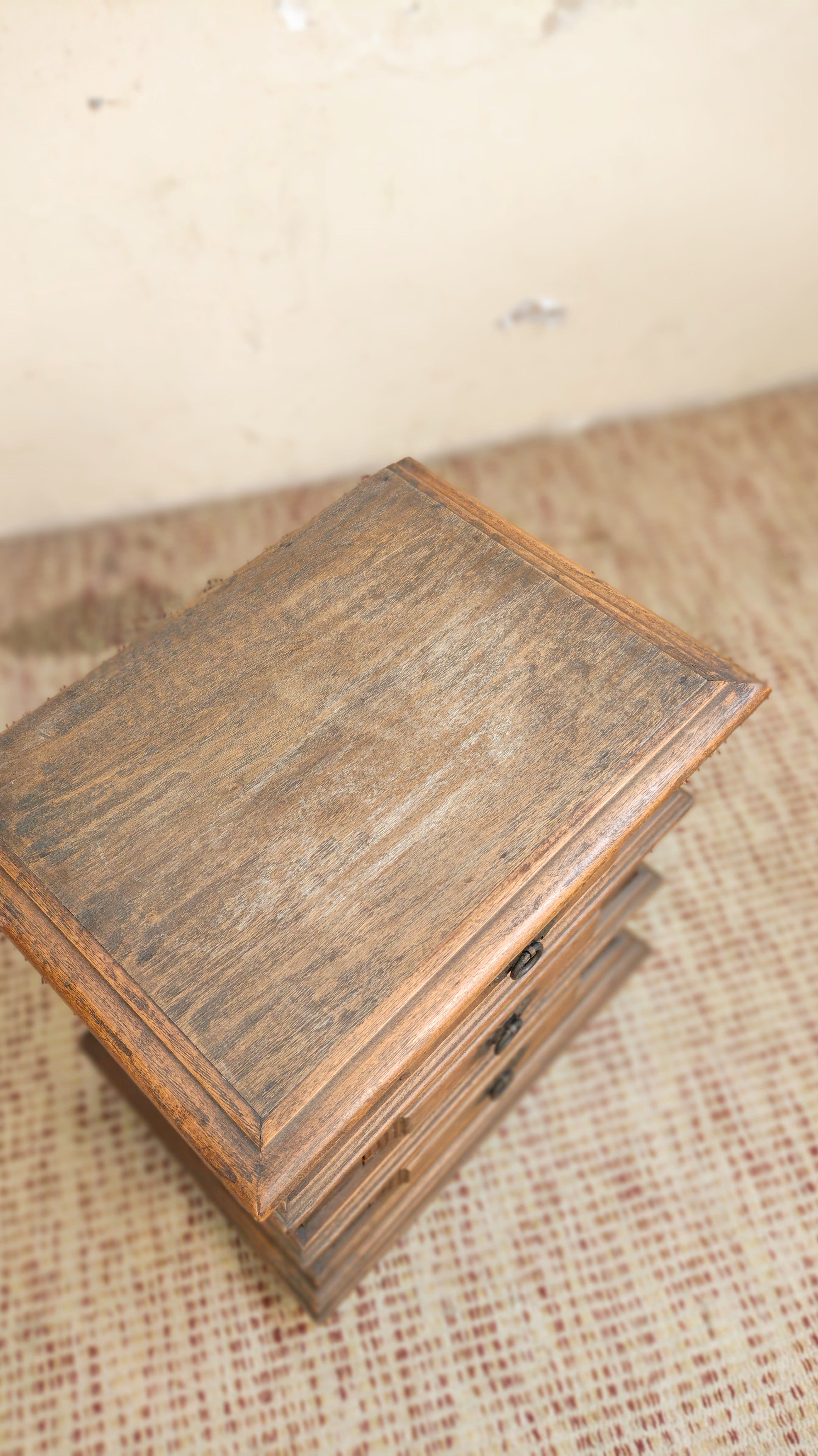 Gaveteiro compacto rústico anos 70 em madeira maciça (L- 61cm)
