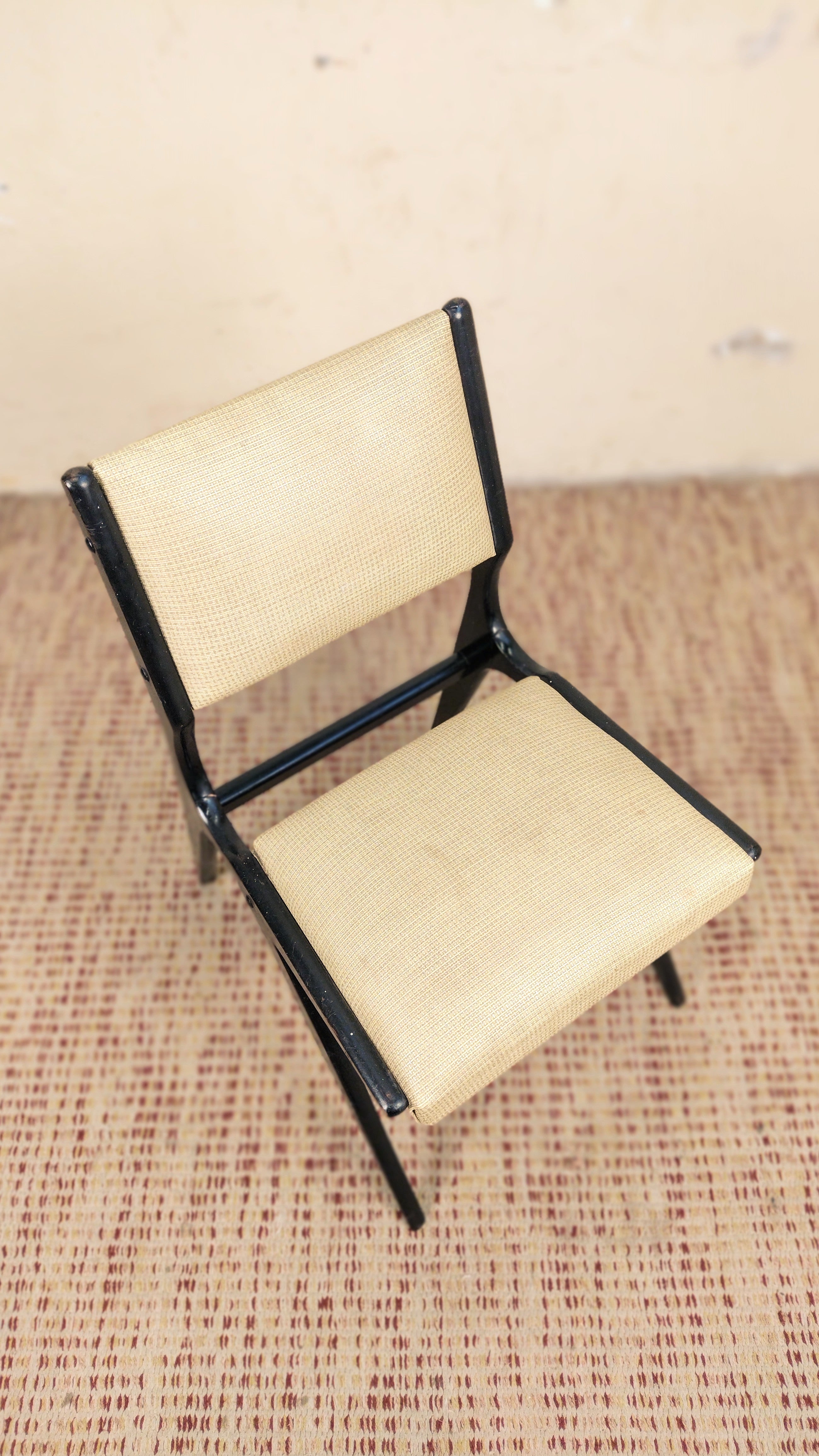 Cadeira anos 70 em madeira ebanizada e courvin texturizado