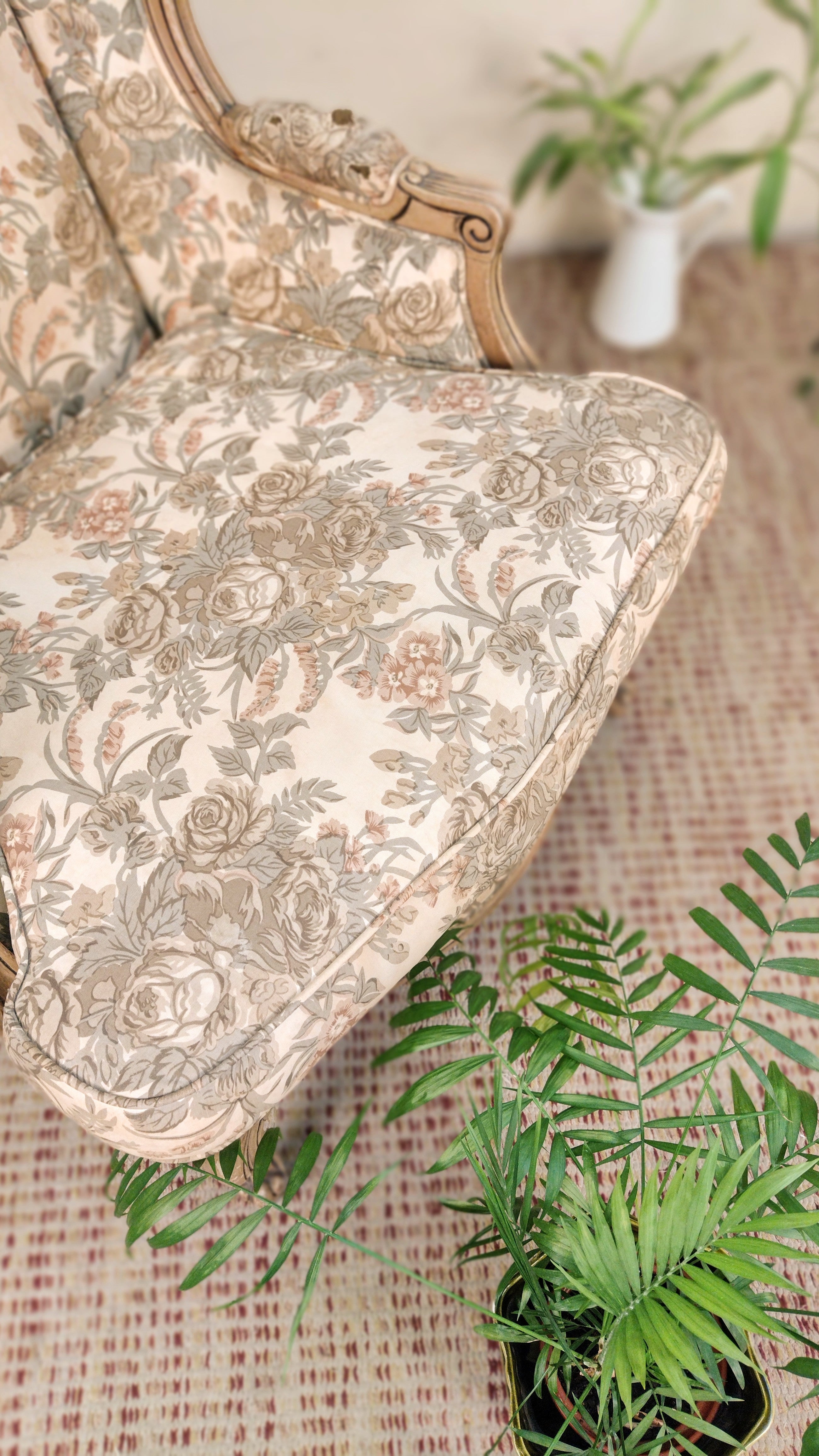Poltrona Bergere estilo Luiz XV em tecido florido e madeira laqueada