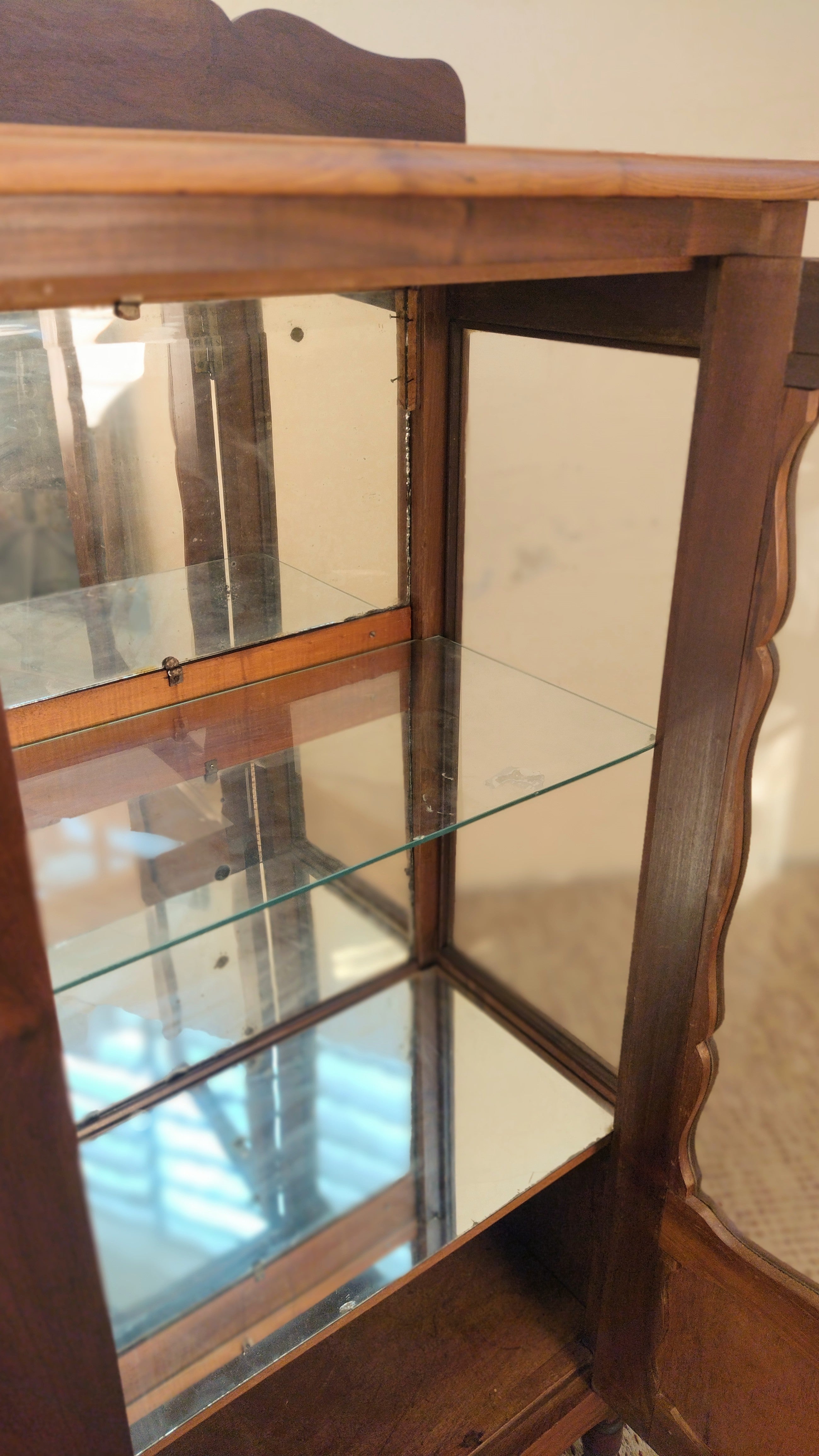 Cristaleira anos 50 em Imbuia e vidro bisotado (L- 127cm)