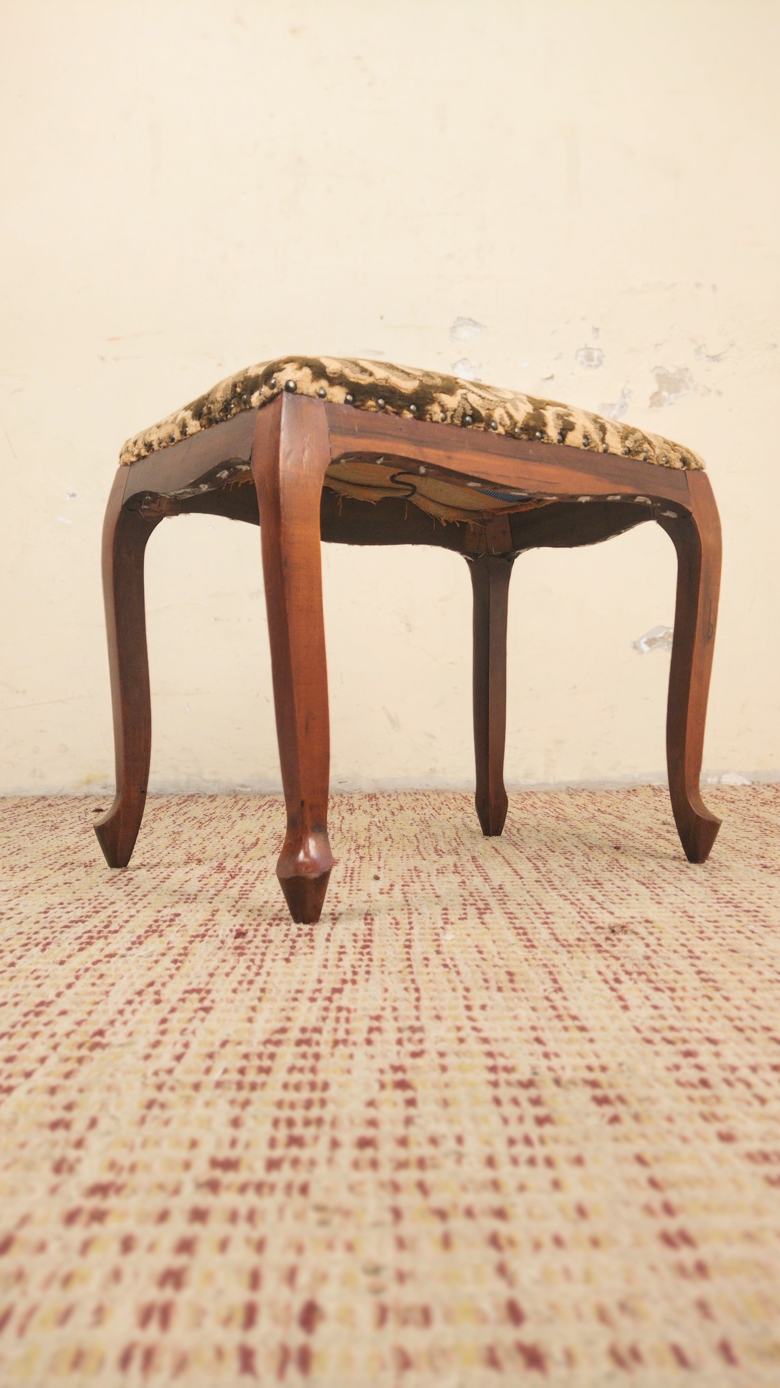 Banquinho / Apoio para pés anos 50 em madeira torneada e tecido aveludado (L- 52cm)