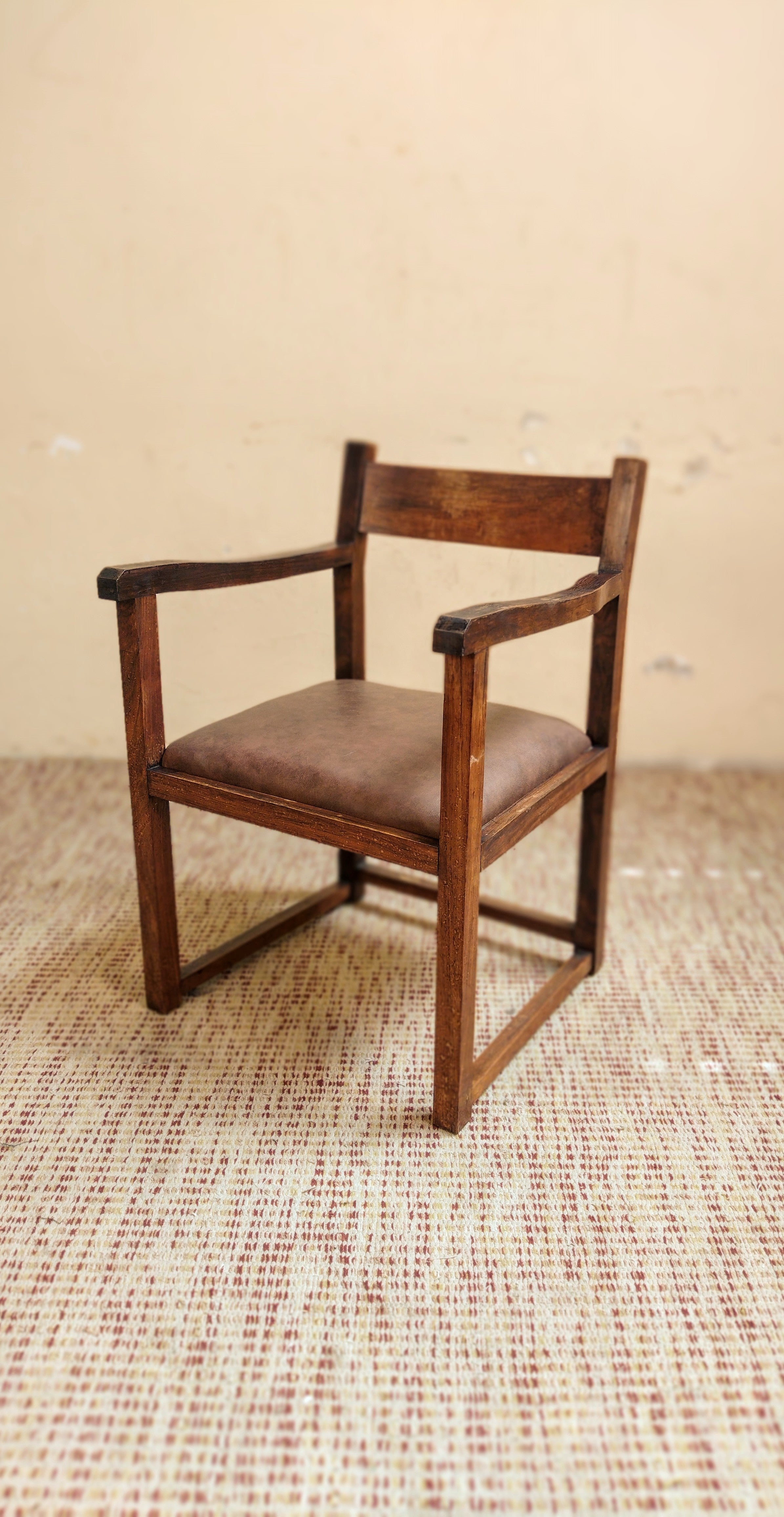 Par de cadeiras com braços anos 70 em Madeira Nobre maciça tingida e courvin marrom