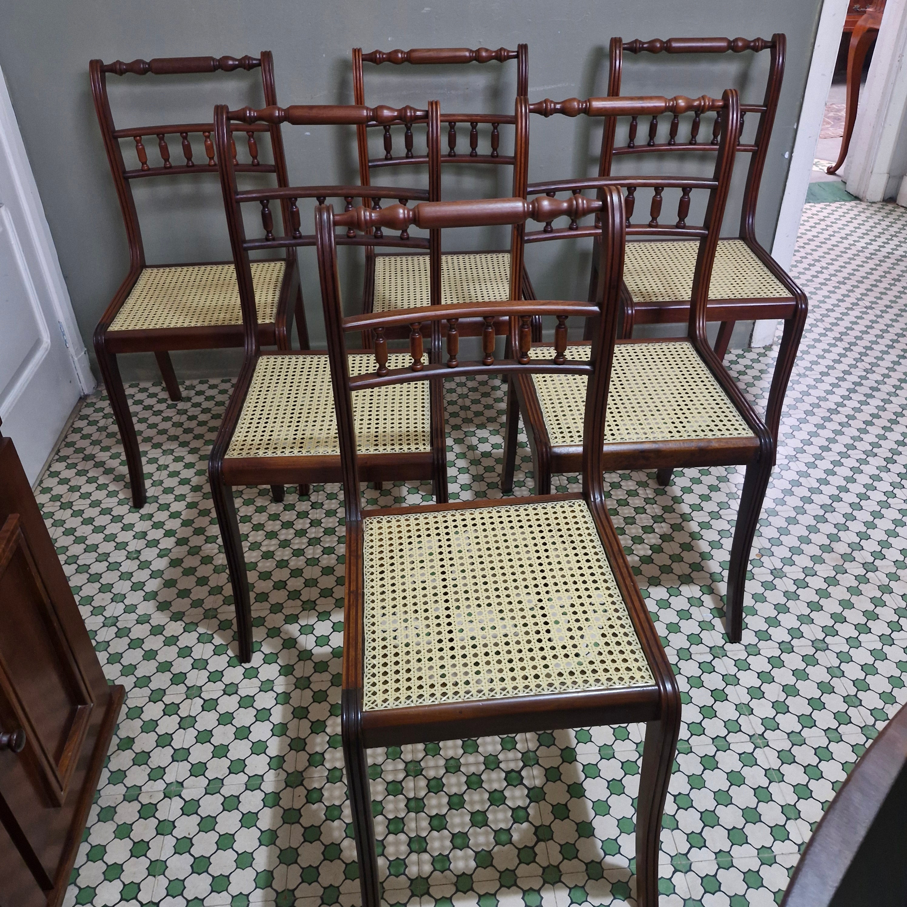 Conjunto com 6 Cadeiras estilo colonial em madeira e assento em palhinha - restauradas 