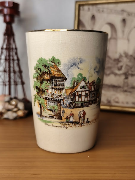 Copo inglês em porcelana Sandland Ware - "Down Somerset Way"