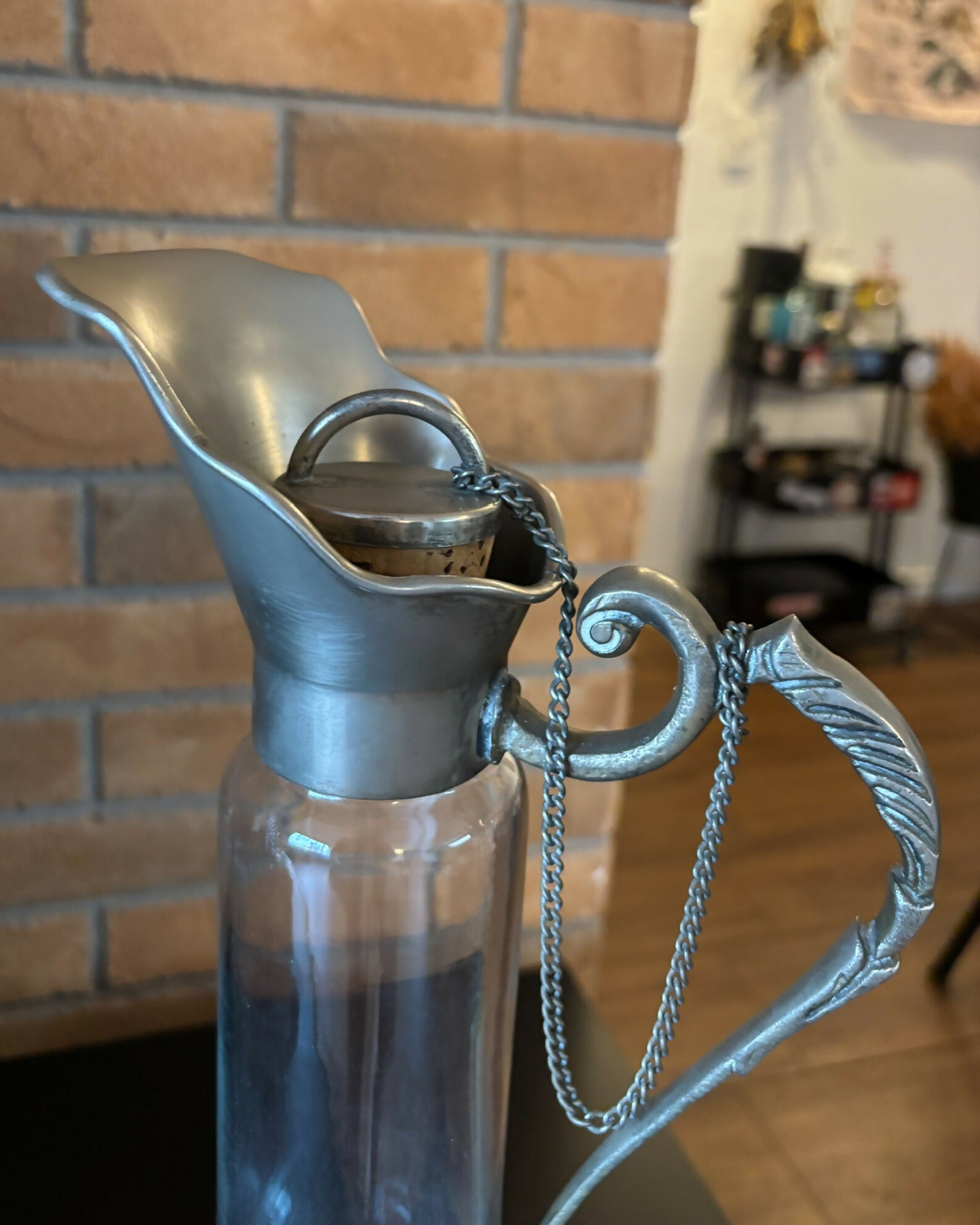 jarra / decanter de vinho em vidro com tampa em metal e cortiça