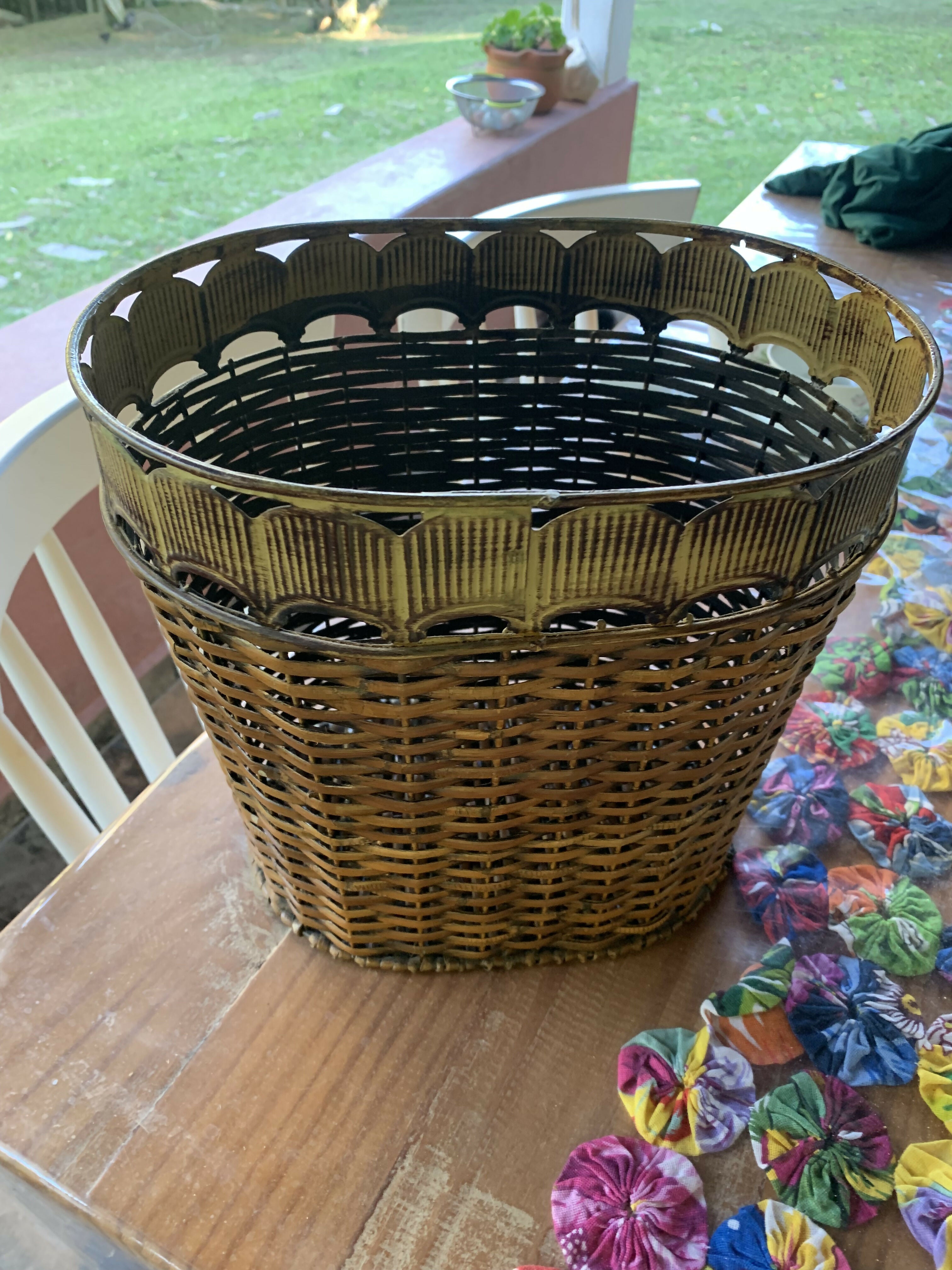 Cesto em vime e metal