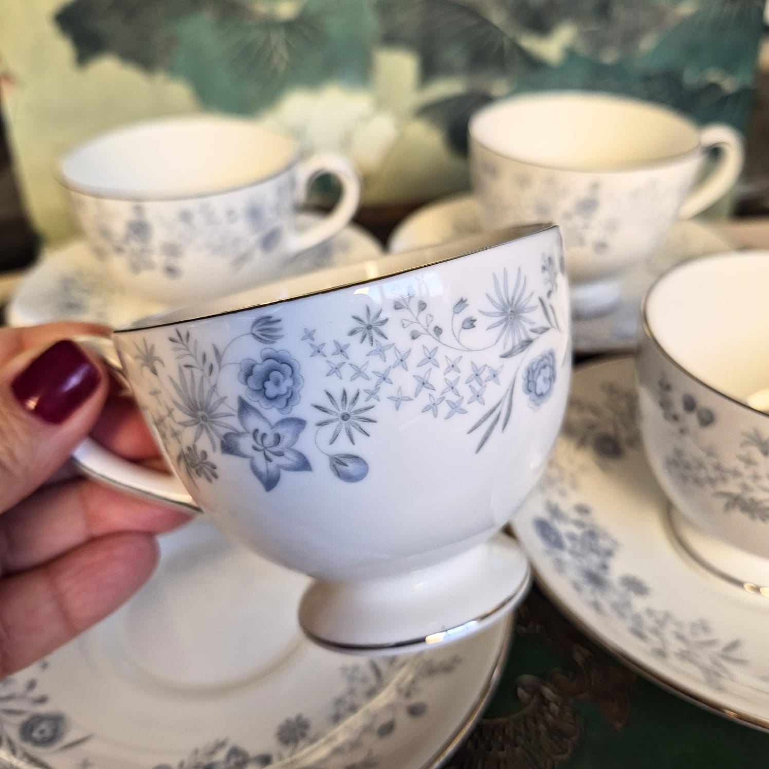 Conjunto de 10 maravilhosas xícaras de chá em porcelana Fine Bone China vintage (meados dos anos 70) Wedgwood no delicado e chiquíssimo padrão Belle Fleur