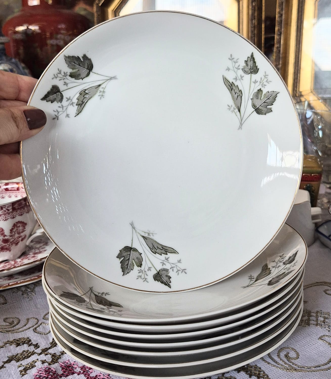 Conjunto de pratos Steatita com padrão de folhas,  27 peças. Uma graça.