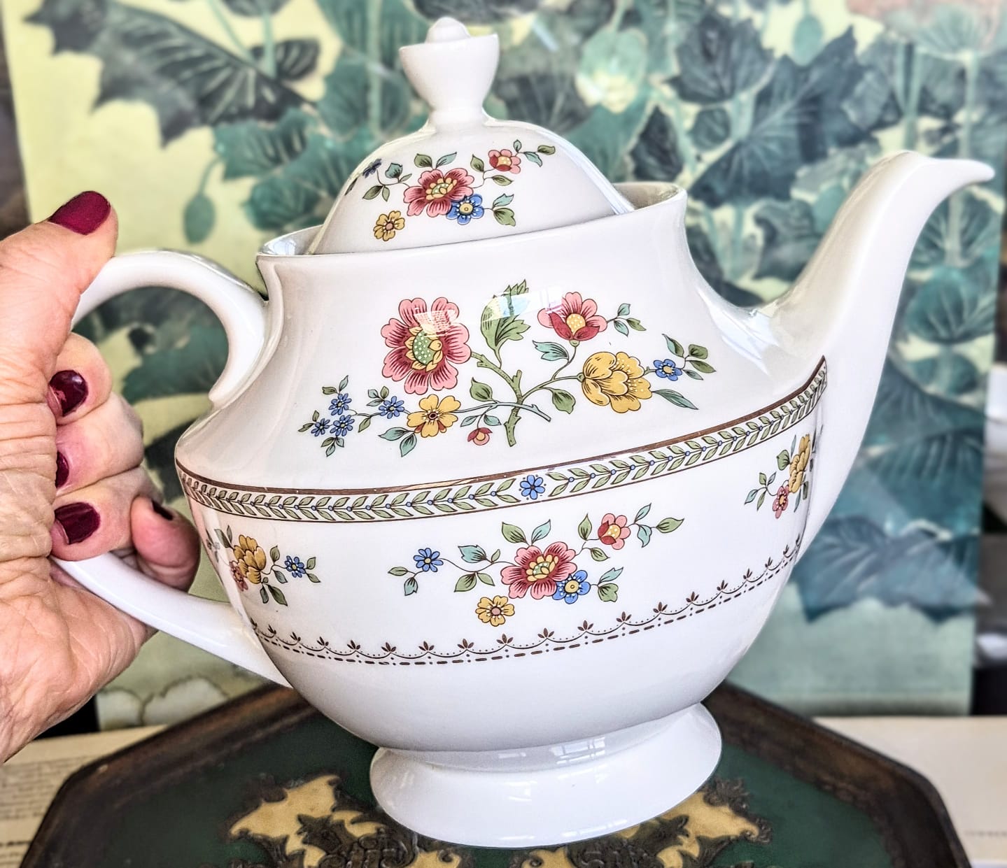 Conjunto maravilhoso de chá em porcelana finíssima vintage inglesa Royal Doulton,  no incrível padrão floral (de 1976) Kingswood, composto por 9 peças.