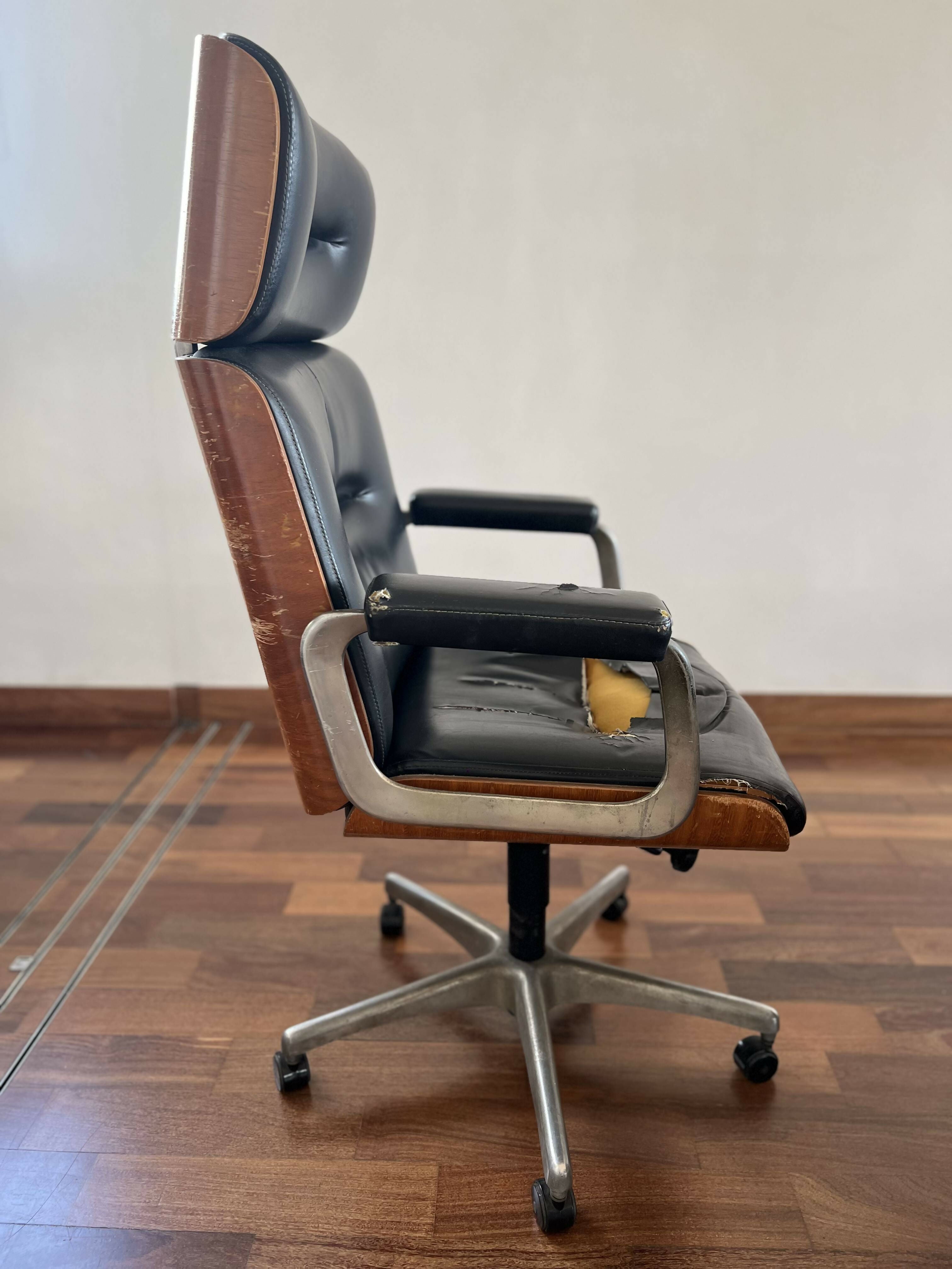 Cadeira escritório Giratória Modelo Eames Presidente