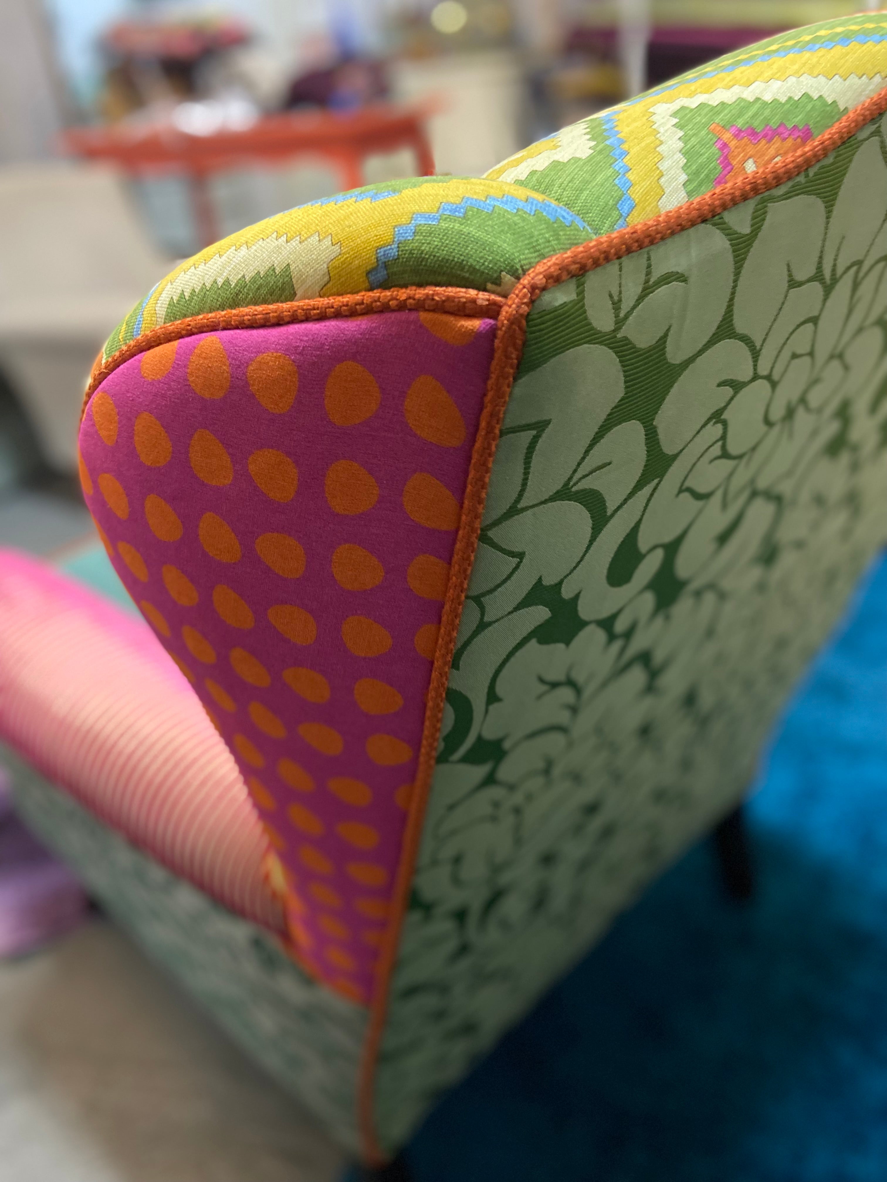 Poltrona Bergere Geo repaginada com tecidos estampados coloridos 