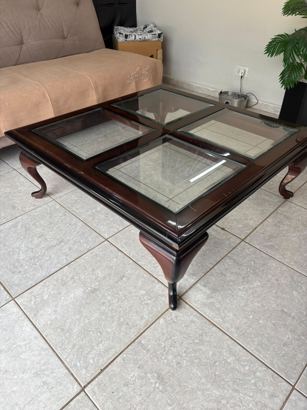 MESA DE CENTRO CLÁSSICA QUADRADA EM MOGNO MACIÇO E VIDRO 