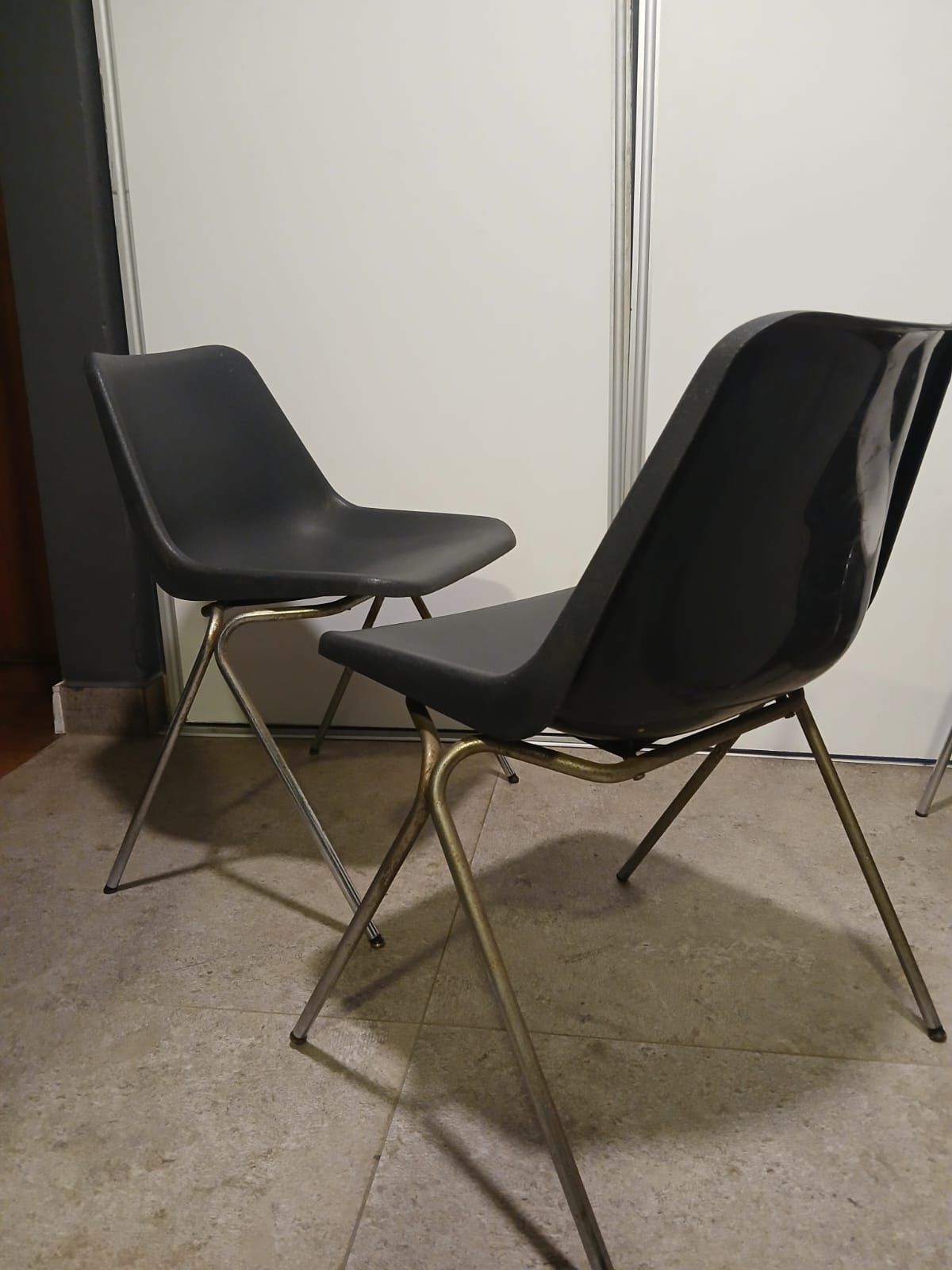 Cadeira Polyside do designer Britânico Robin Day anos 60.