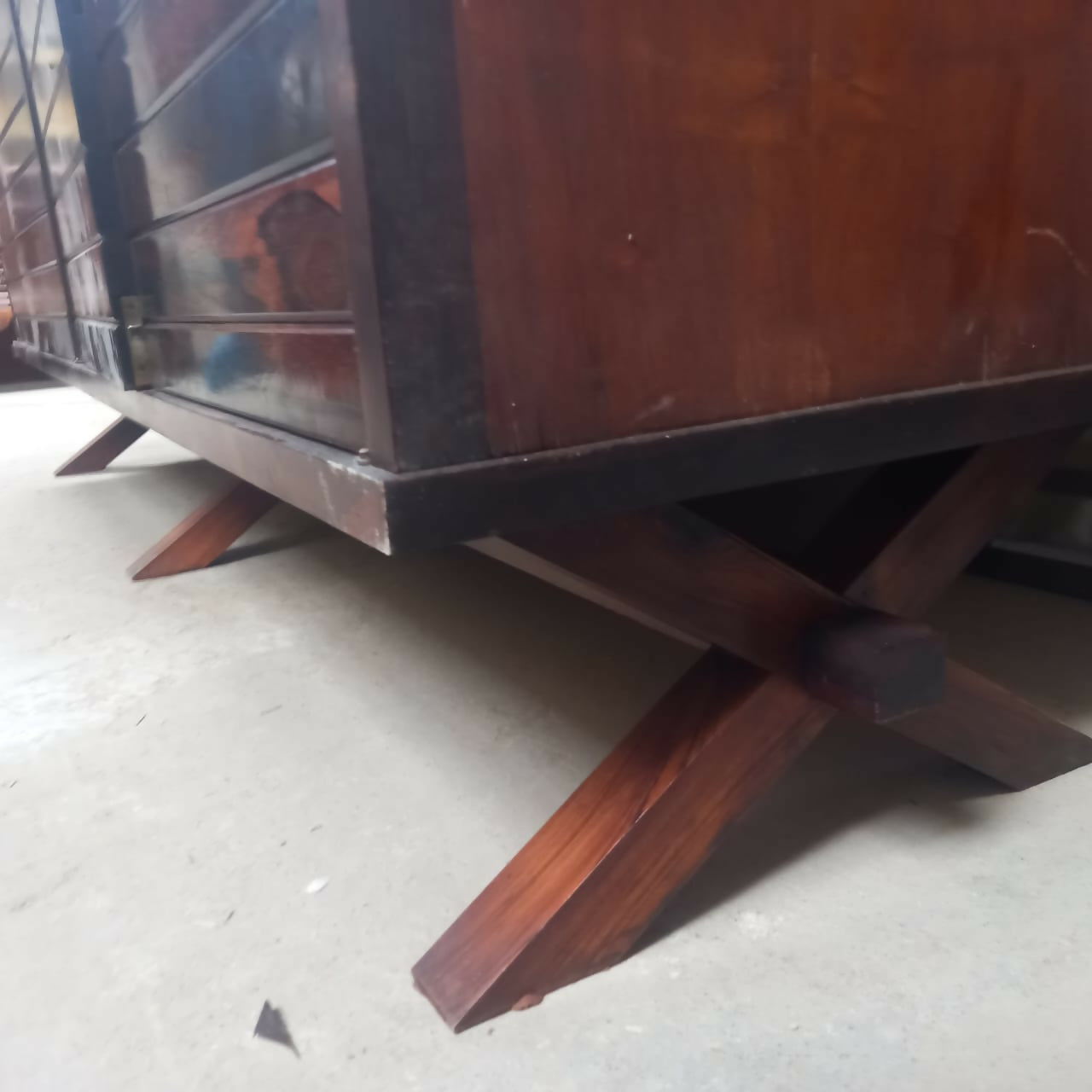 Antigo Buffet em. madeira com 4 portas